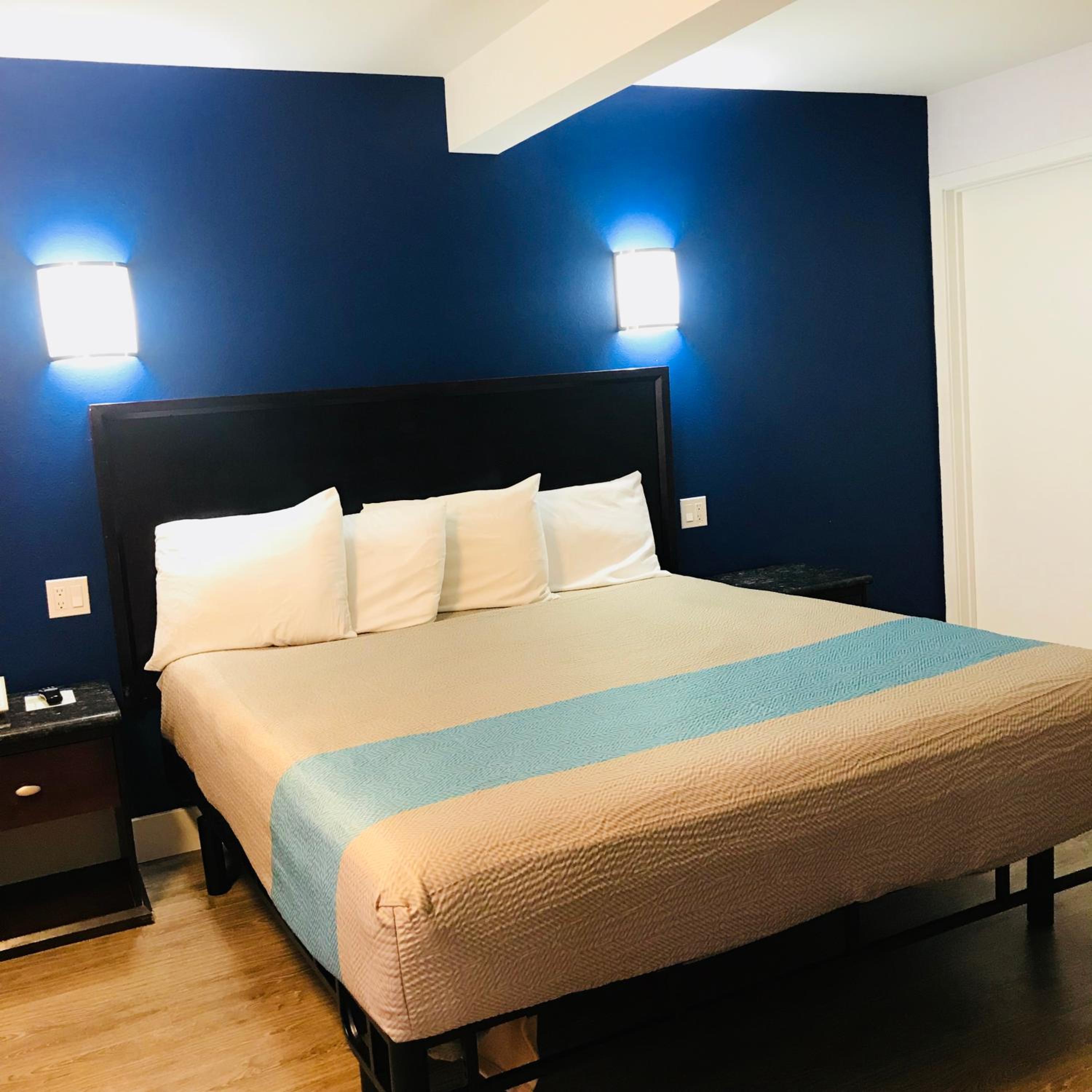 Deluxe King Room - Non-Smoking