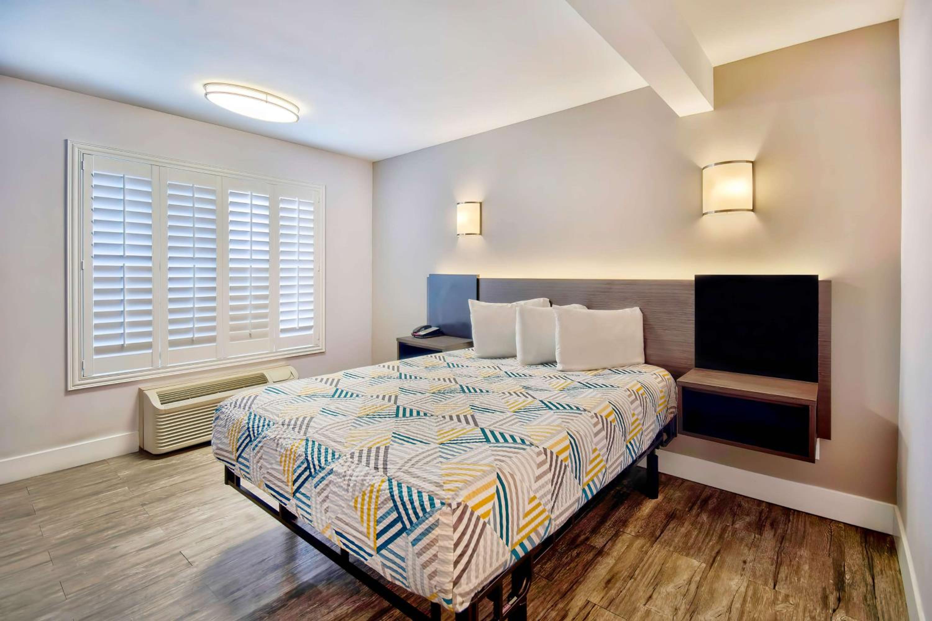 Deluxe Queen Room - Non-Smoking