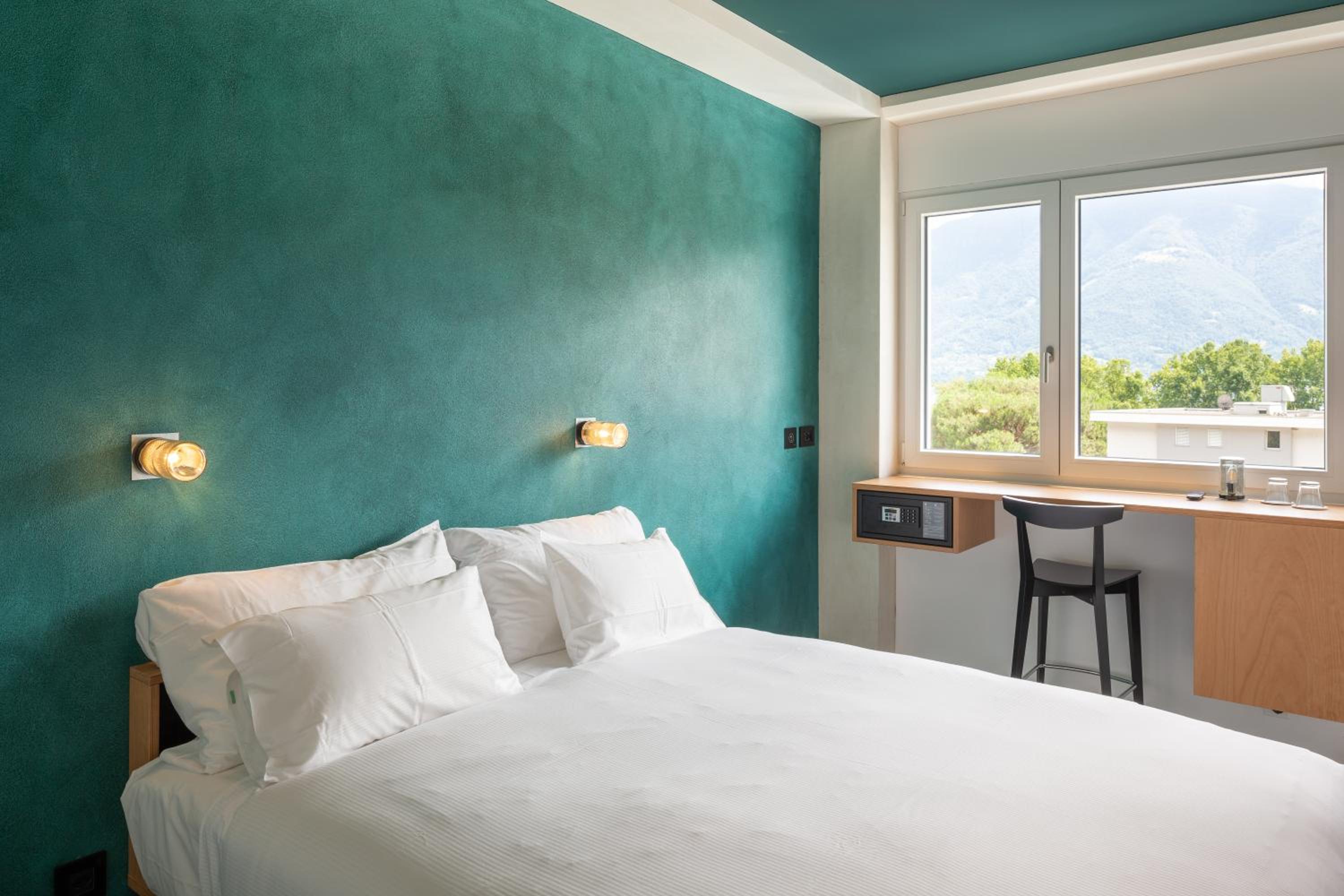 Double or Twin Room with Mountain View