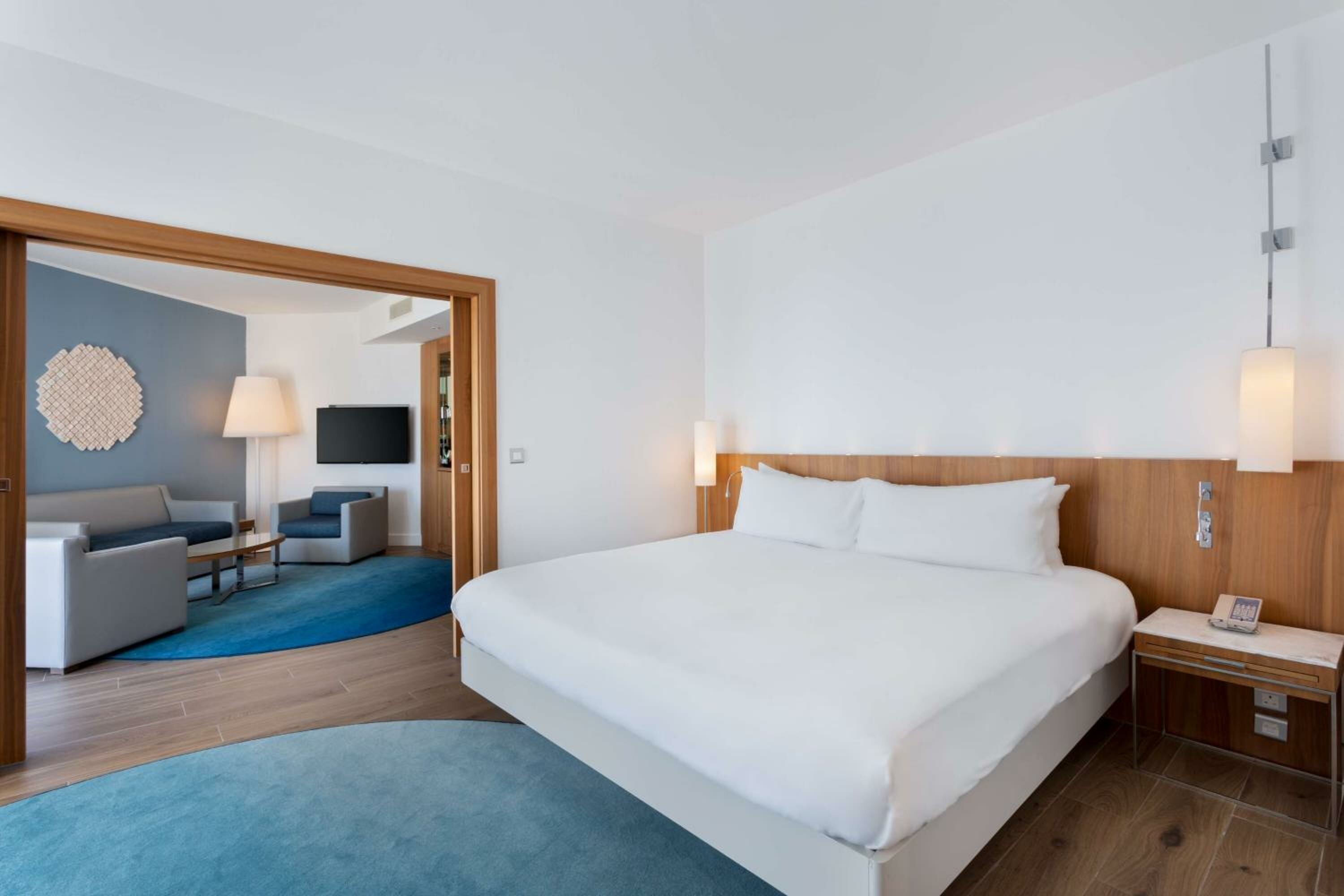 Corner King Suite with Garden View