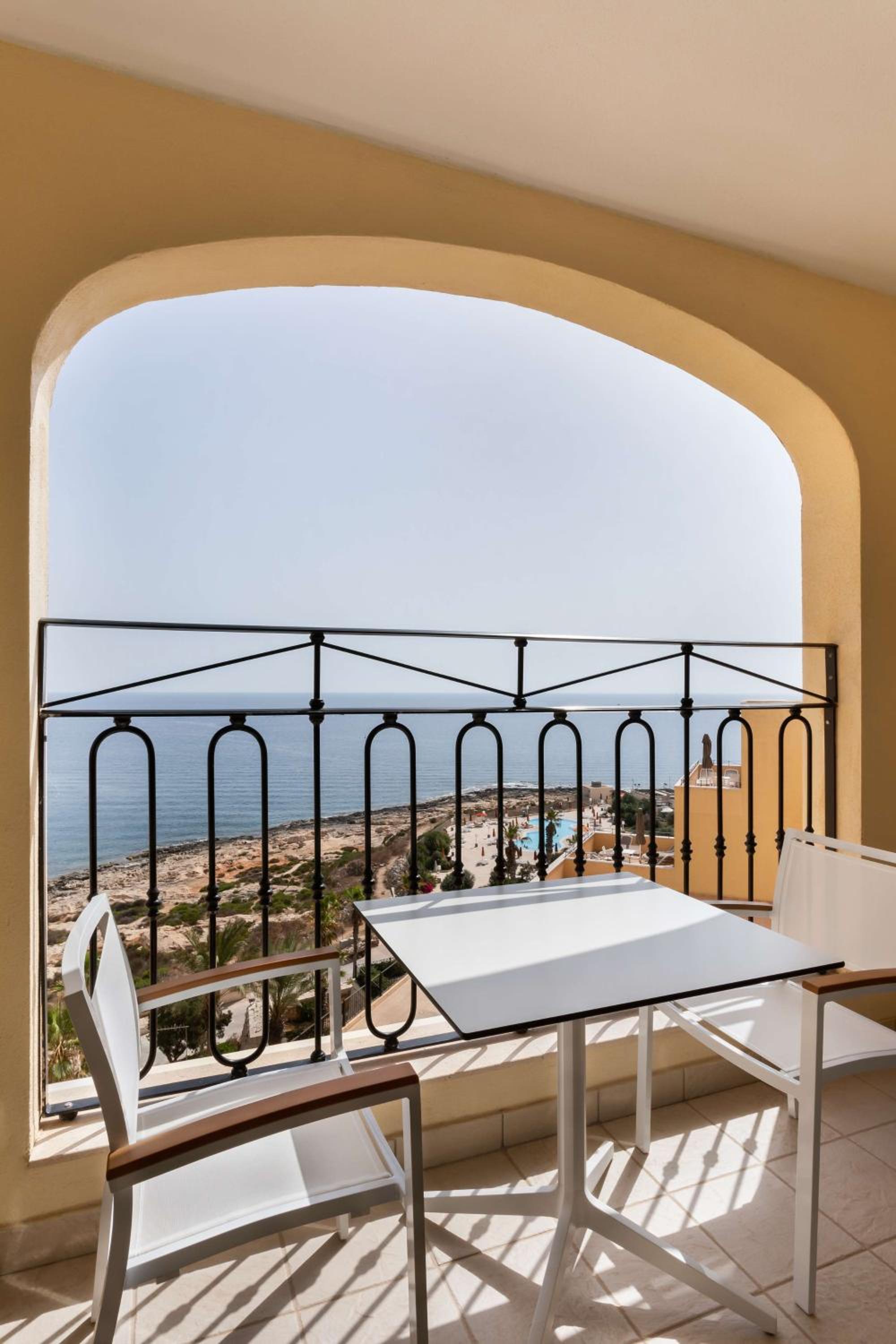 Corner King Suite with Garden View