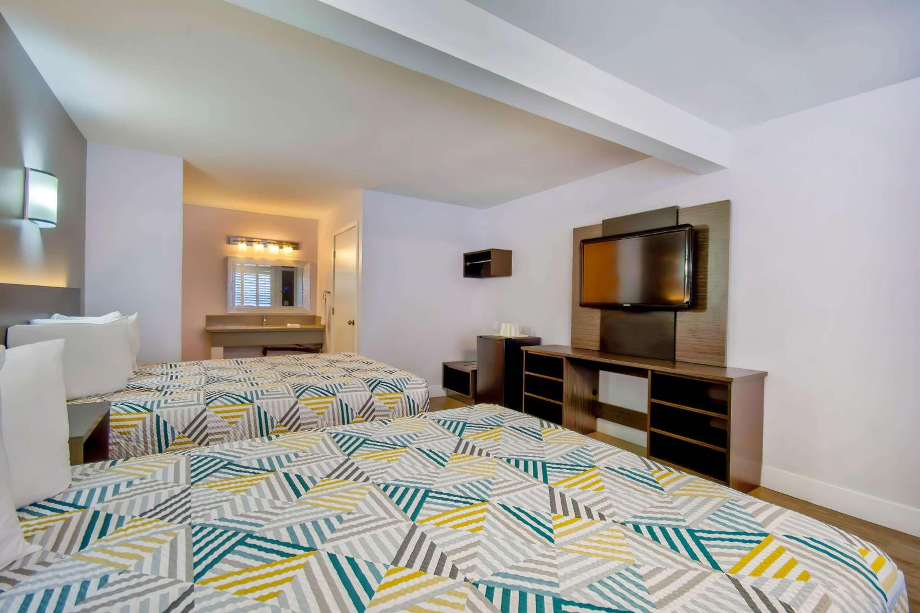 Deluxe Queen Room with Two Queen Beds - Non-Smoking