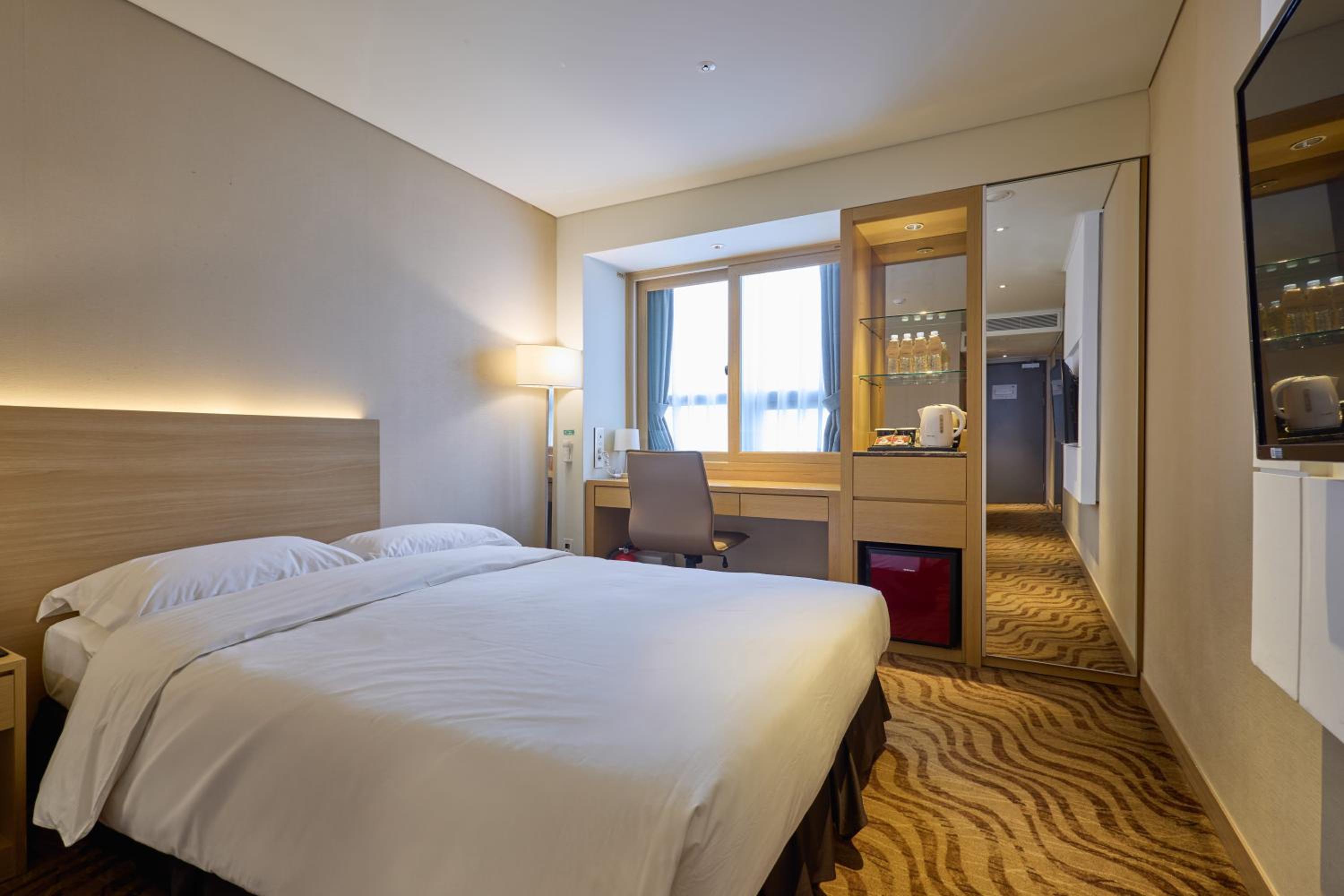 Royal Twin -  K-POP Snack PKG (Package includes K-pop snack or cup noodle one time)