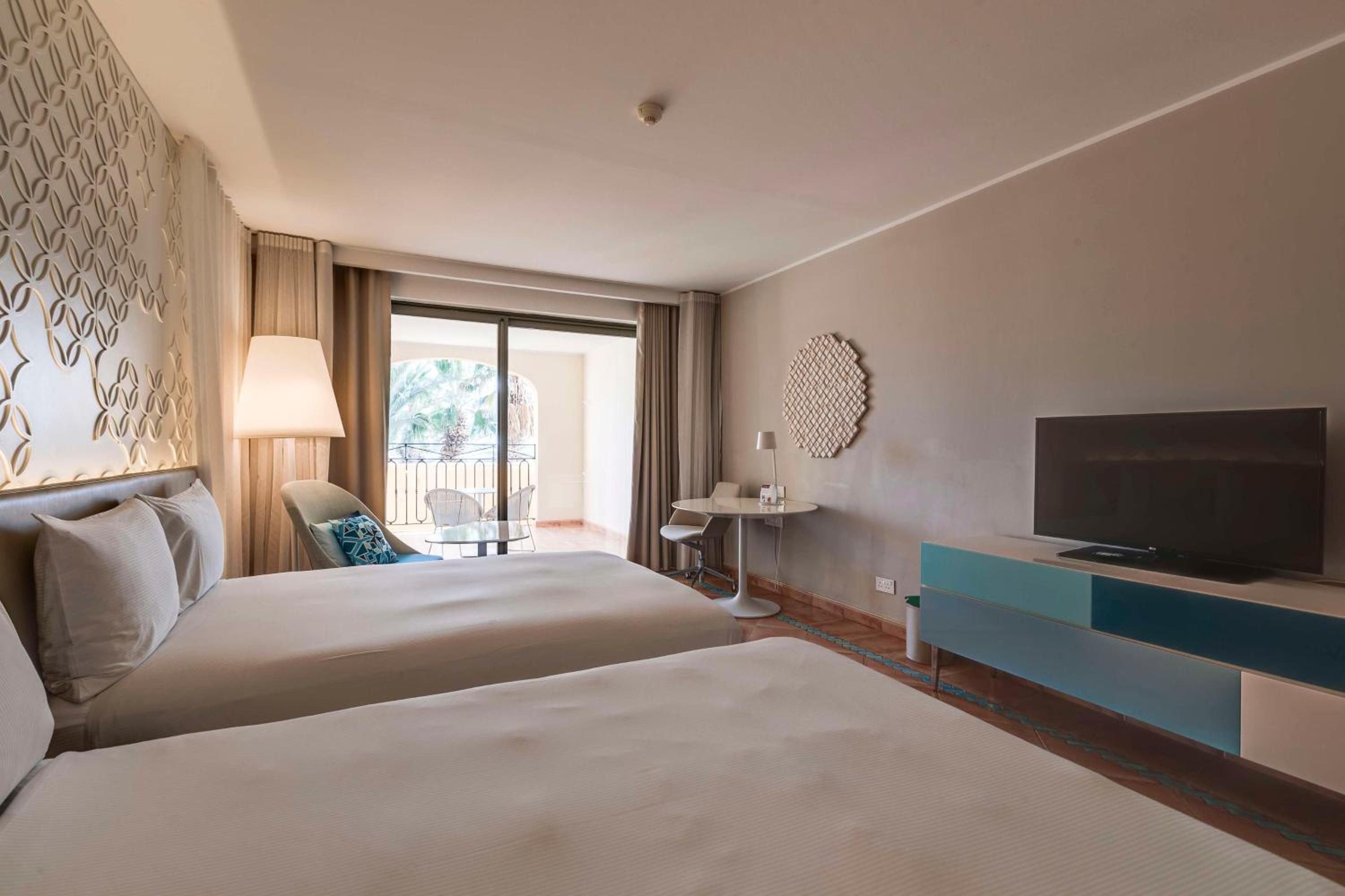 Family Room with Garden View