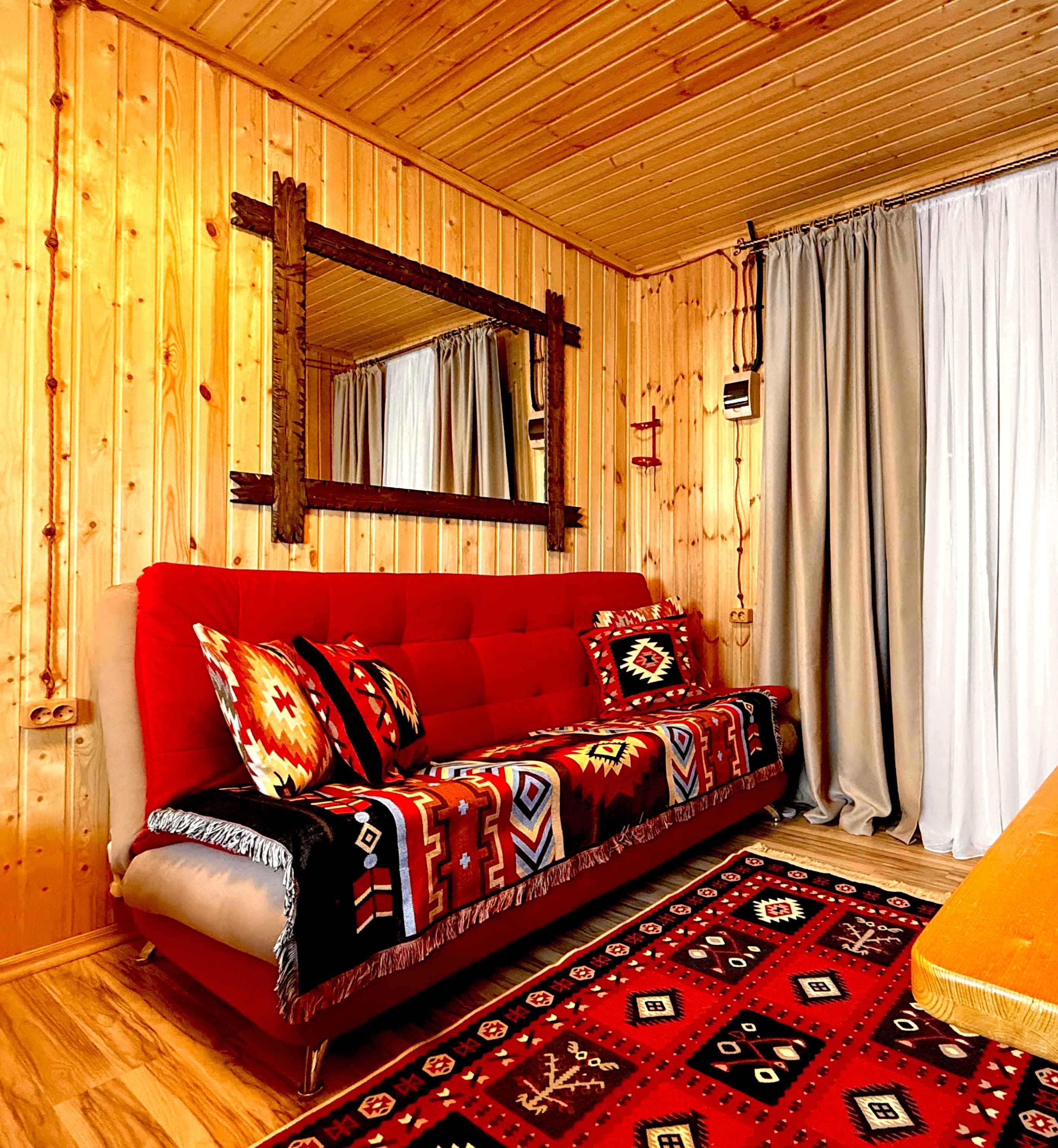 Двухместный улучшенный стандарт с общей террасой и видом на горы | 2 этаж