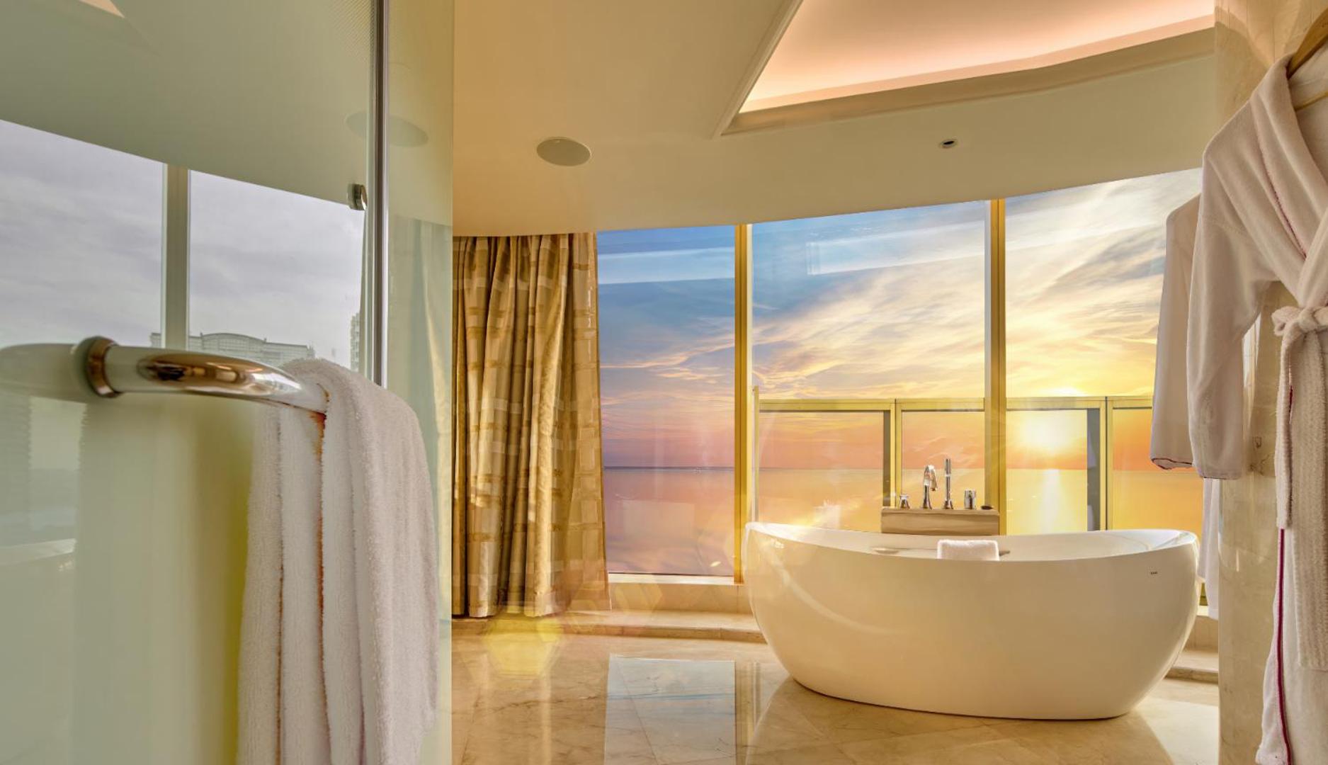  Executive Suite King with Executive Lounge Access