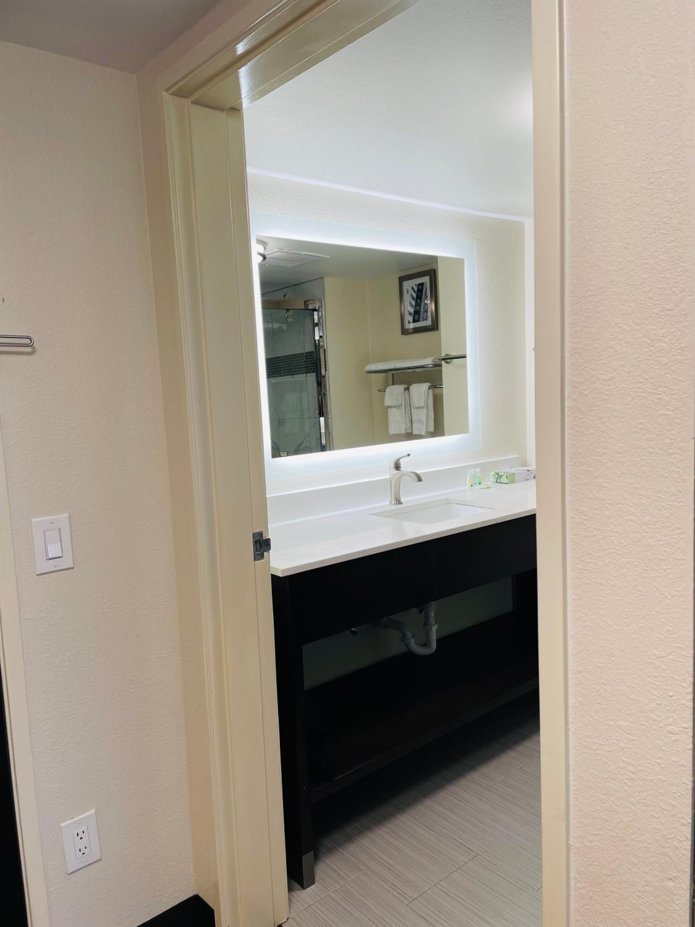 Efficiency King Room - Non Smoking