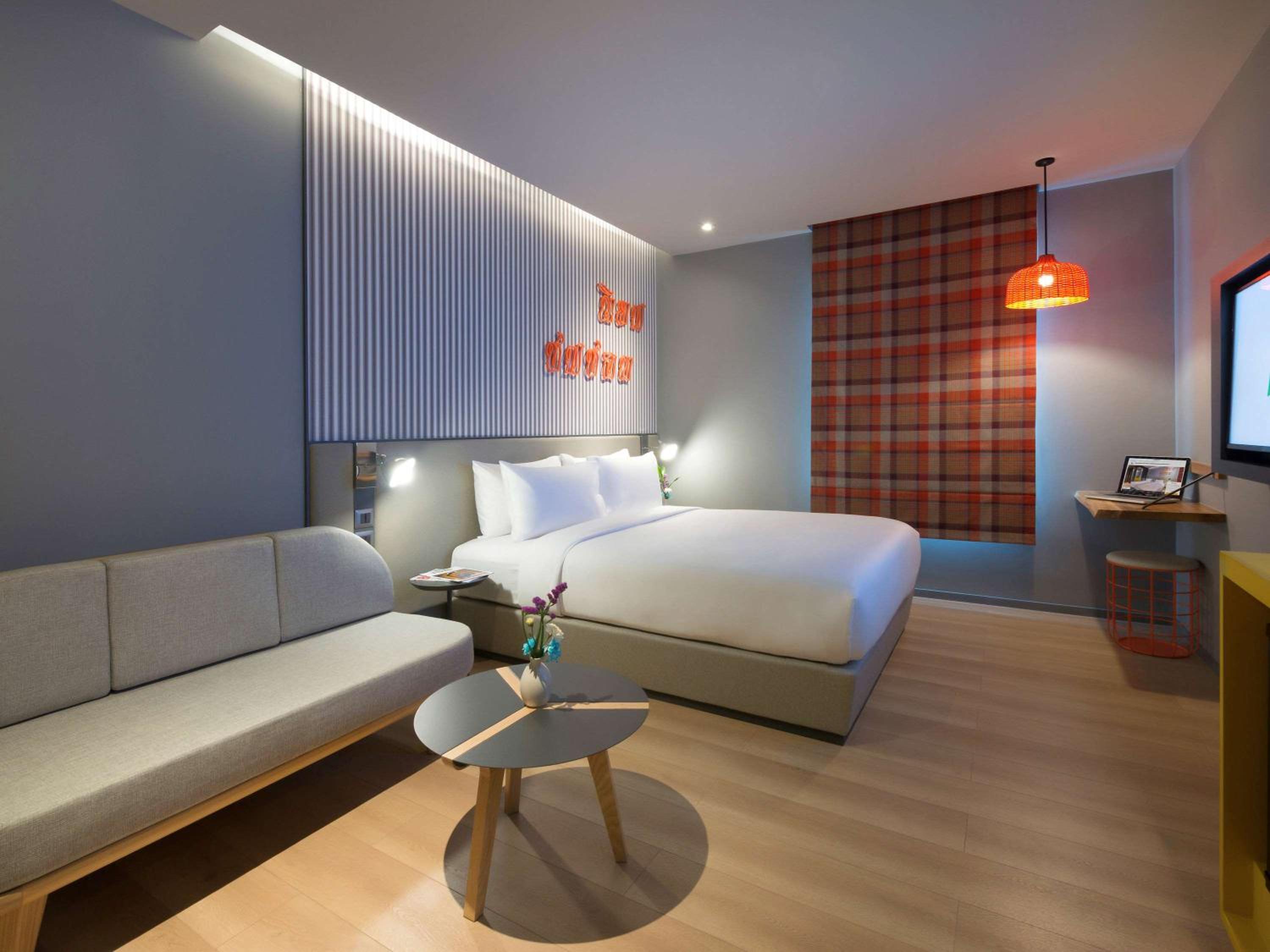 Superior Corner Queen Room 