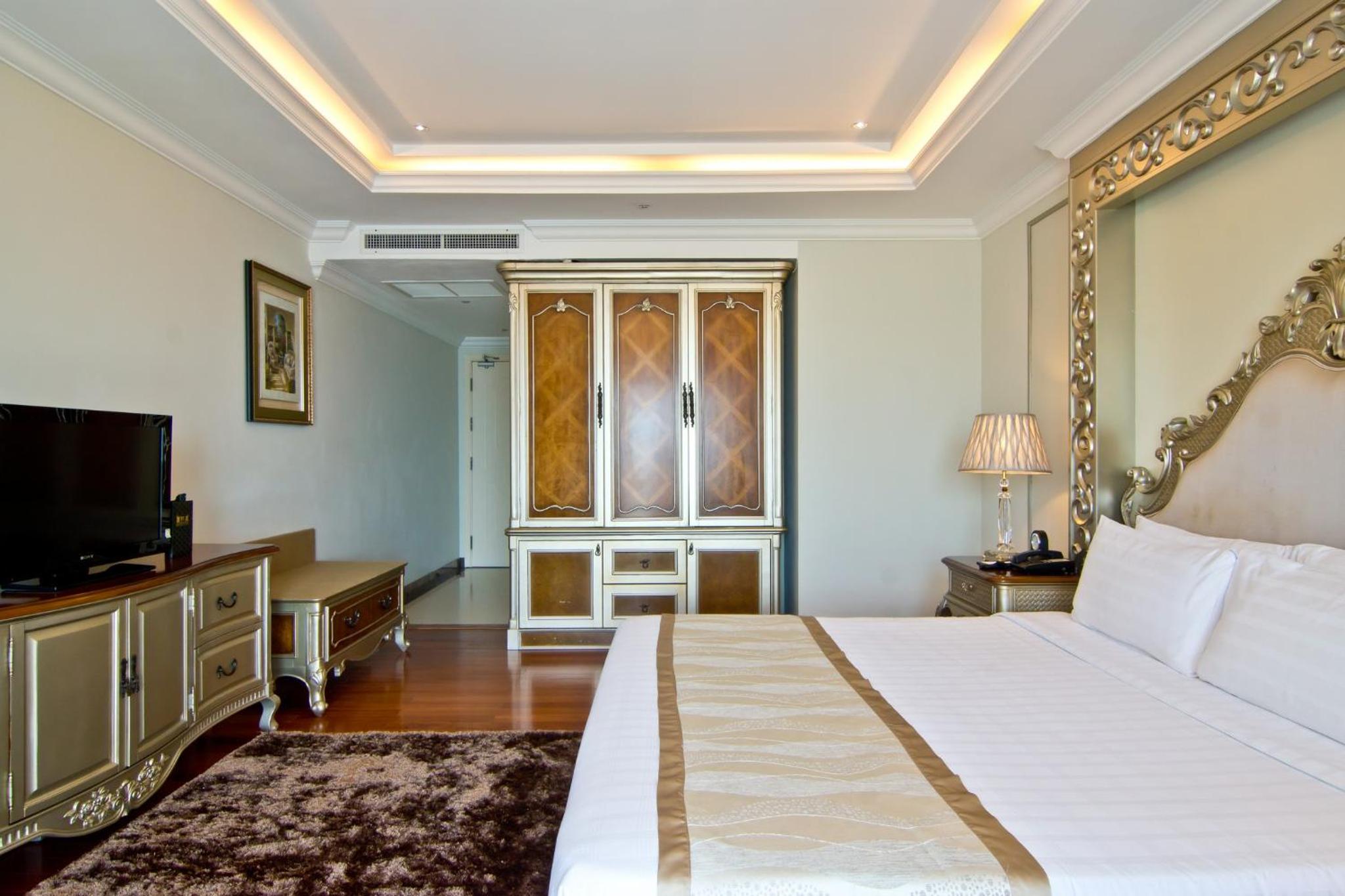 Deluxe Room with Pool View