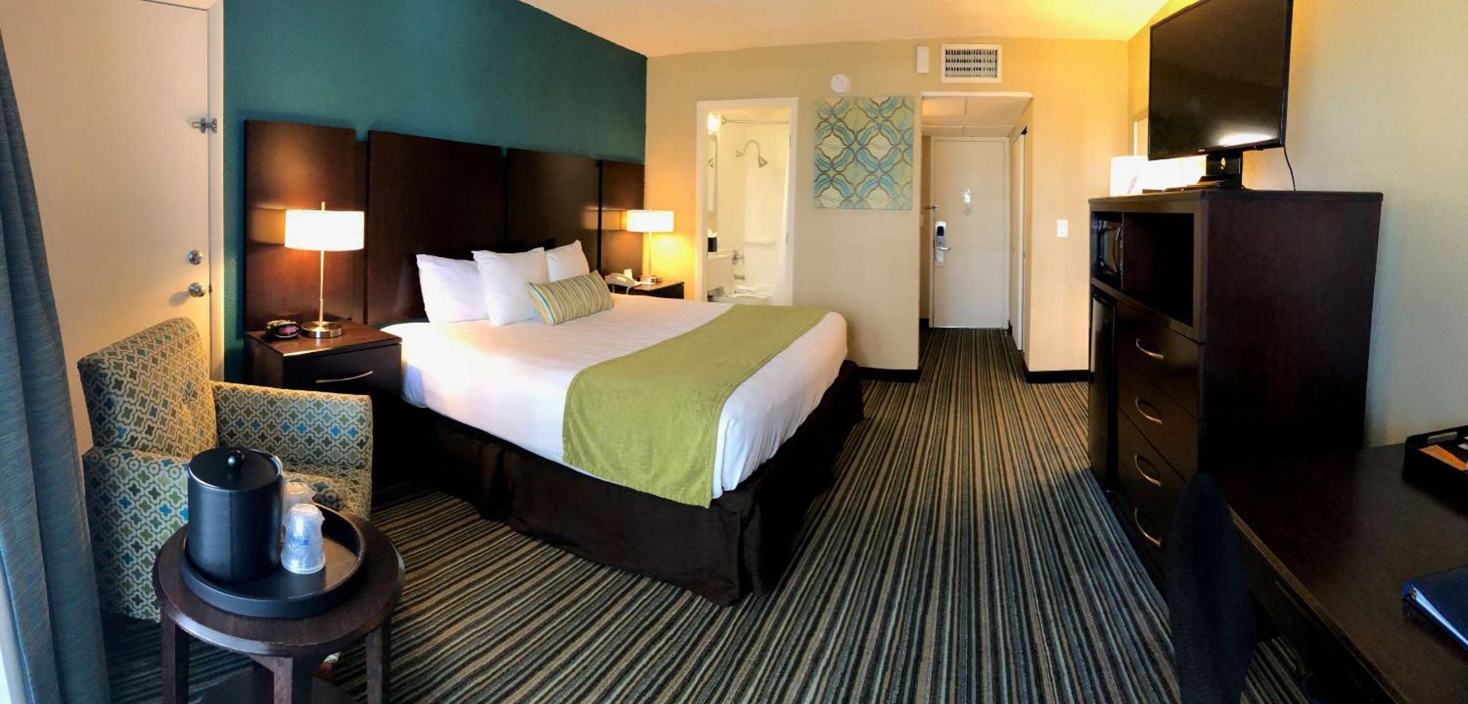 King Room with King Bed and Balcony - Non-Smoking