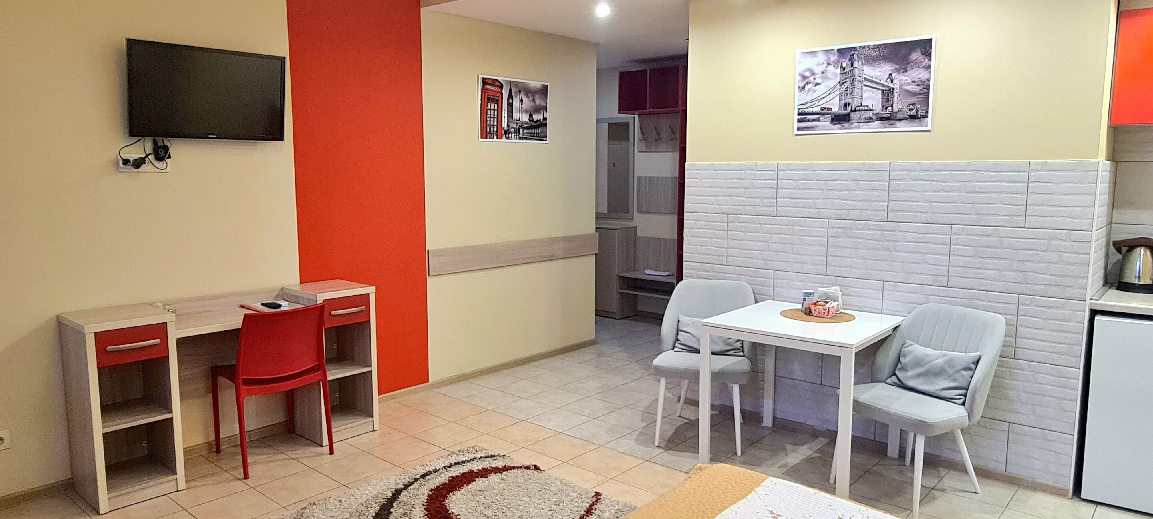 Superior "Красный"   с балконом с двуспальной кроватью, креслом и мини-кухней