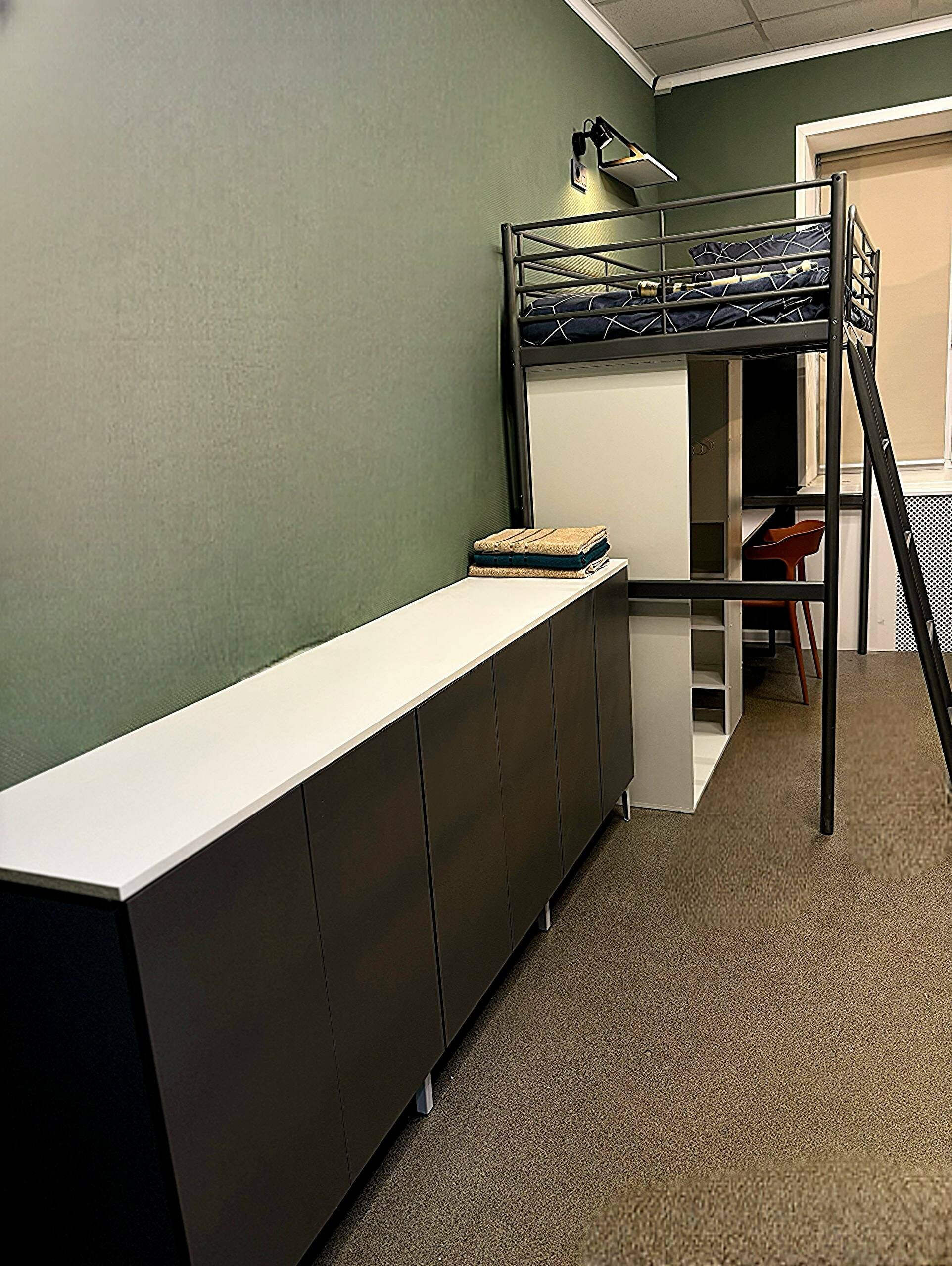 Спальное место на верхнем ярусе в 3-х местном номере ОФИСЫ