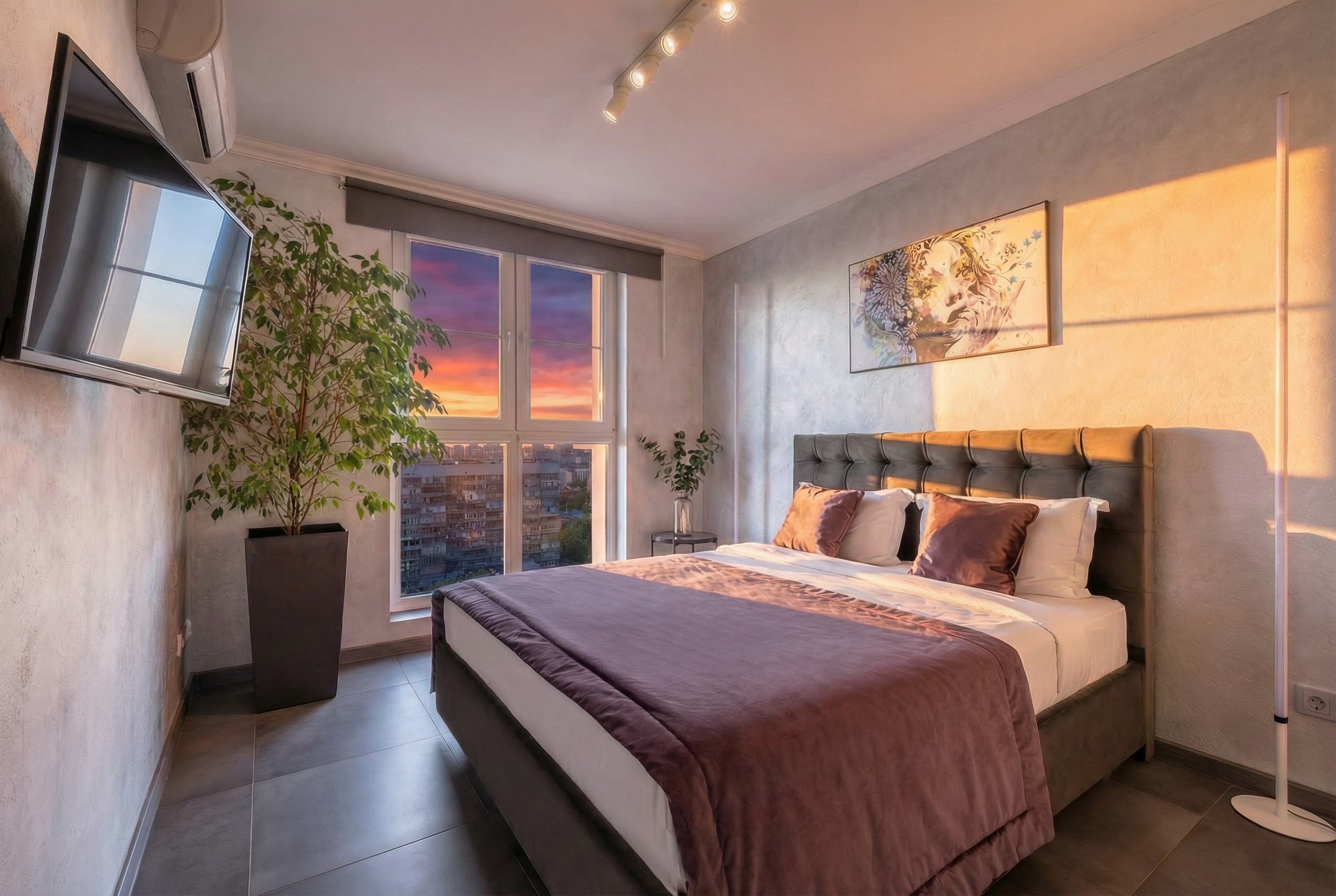 Эксклюзивные трёхкомнатные белоснежные апартаменты с двумя спальнями и гостиной (с видом на город).