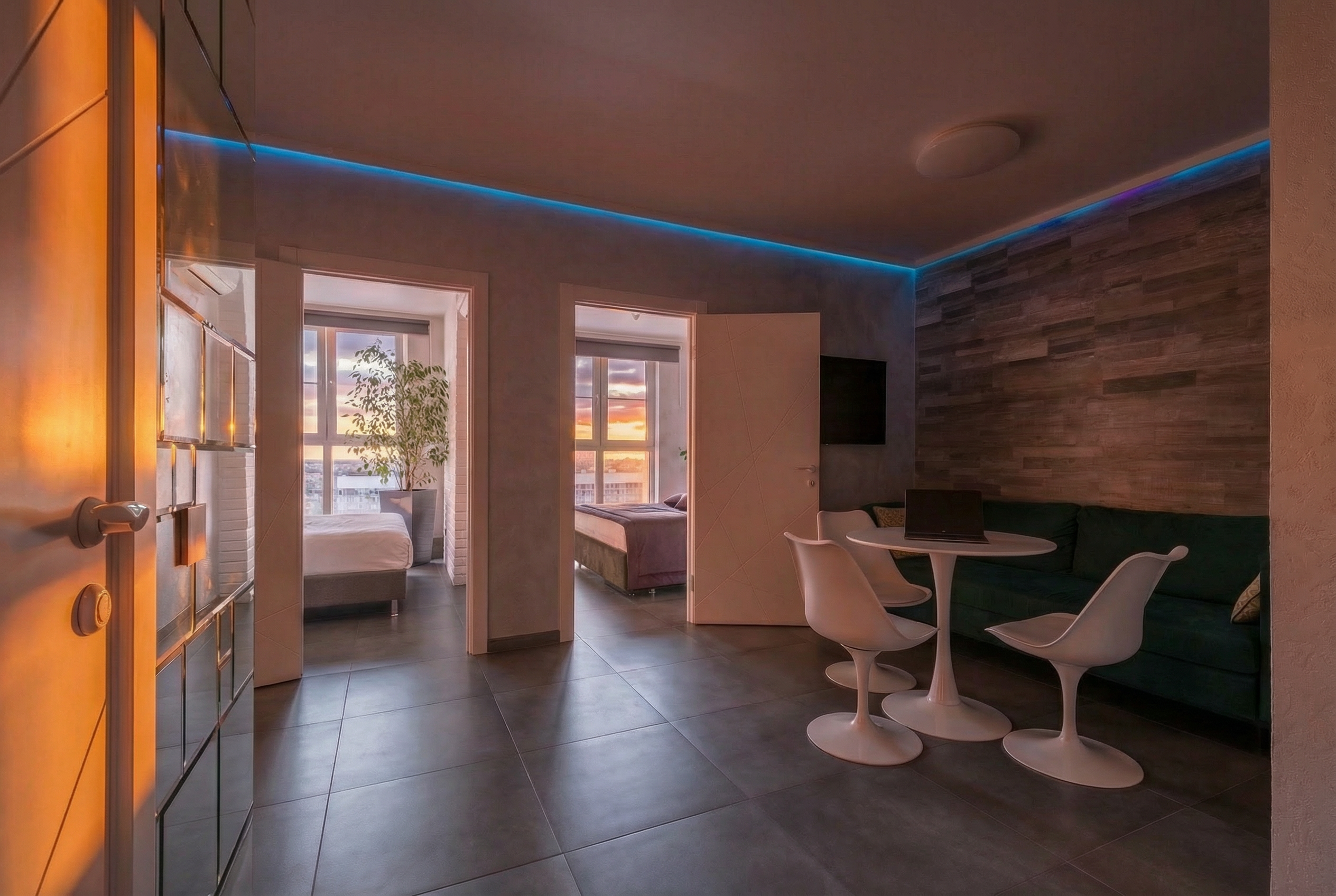 Эксклюзивные трёхкомнатные белоснежные апартаменты с двумя спальнями и гостиной (с видом на город).