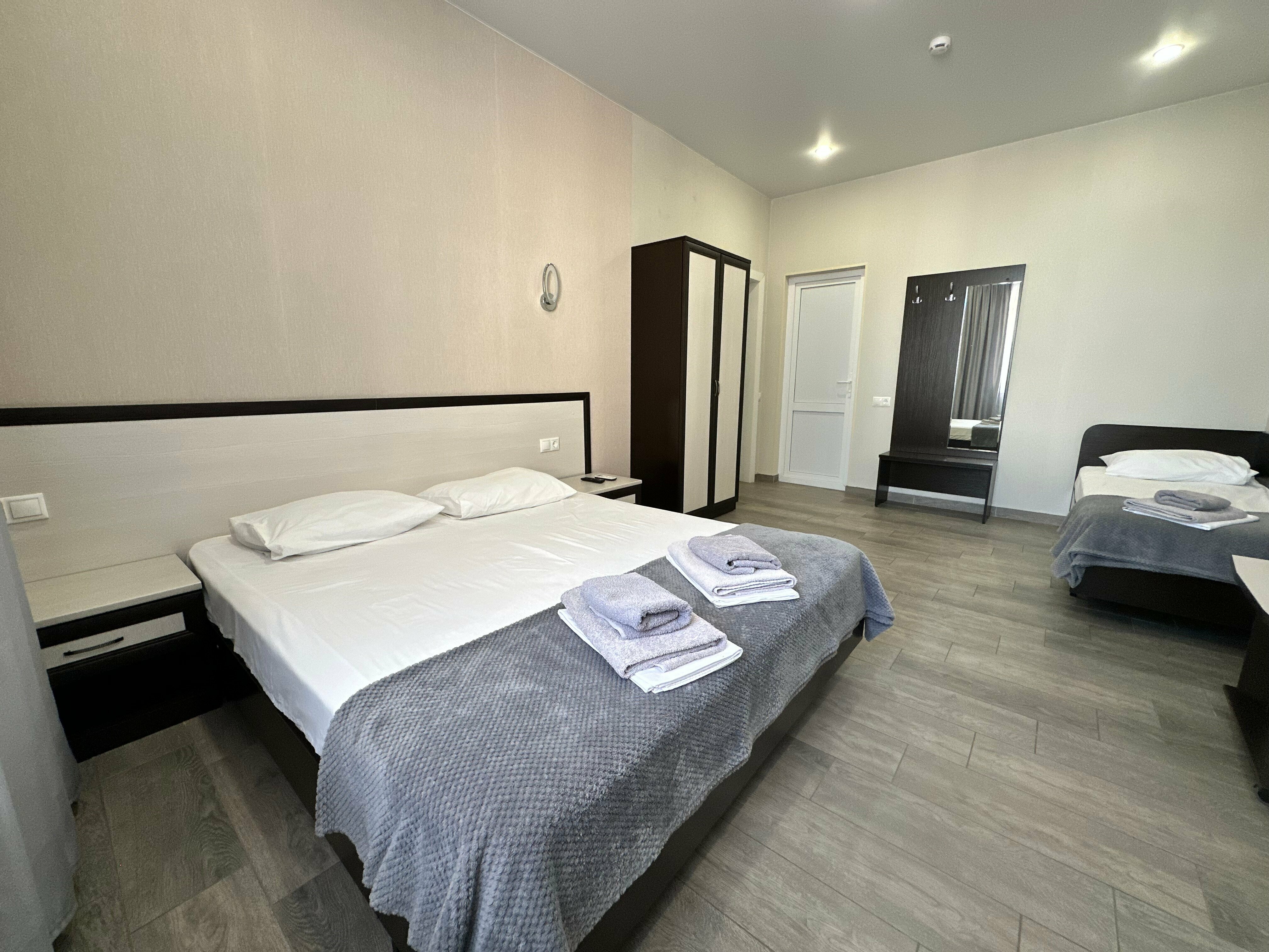 Трехместный номер с окном