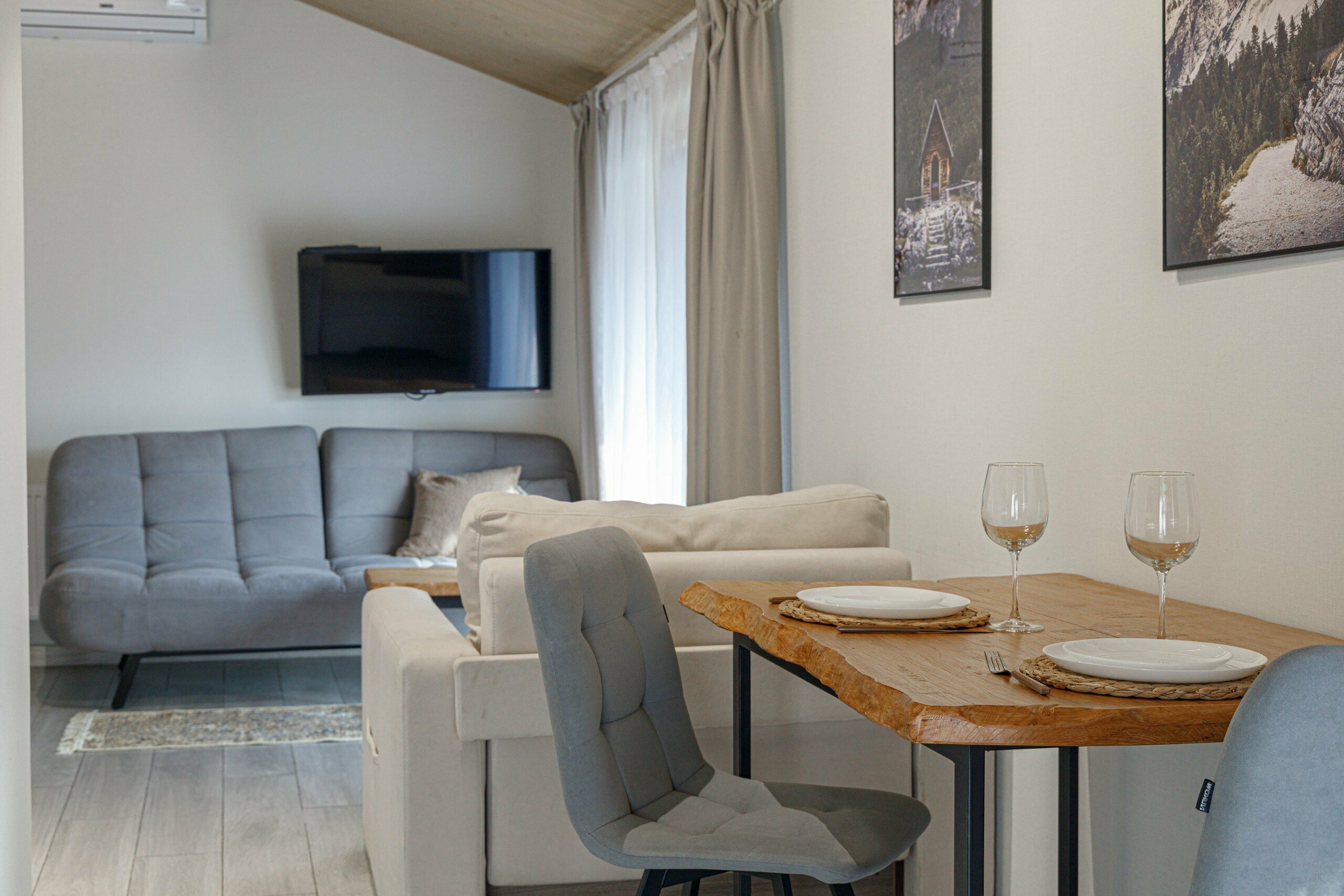 Люкс "Горы", 2-х местный с двуспальным диваном.