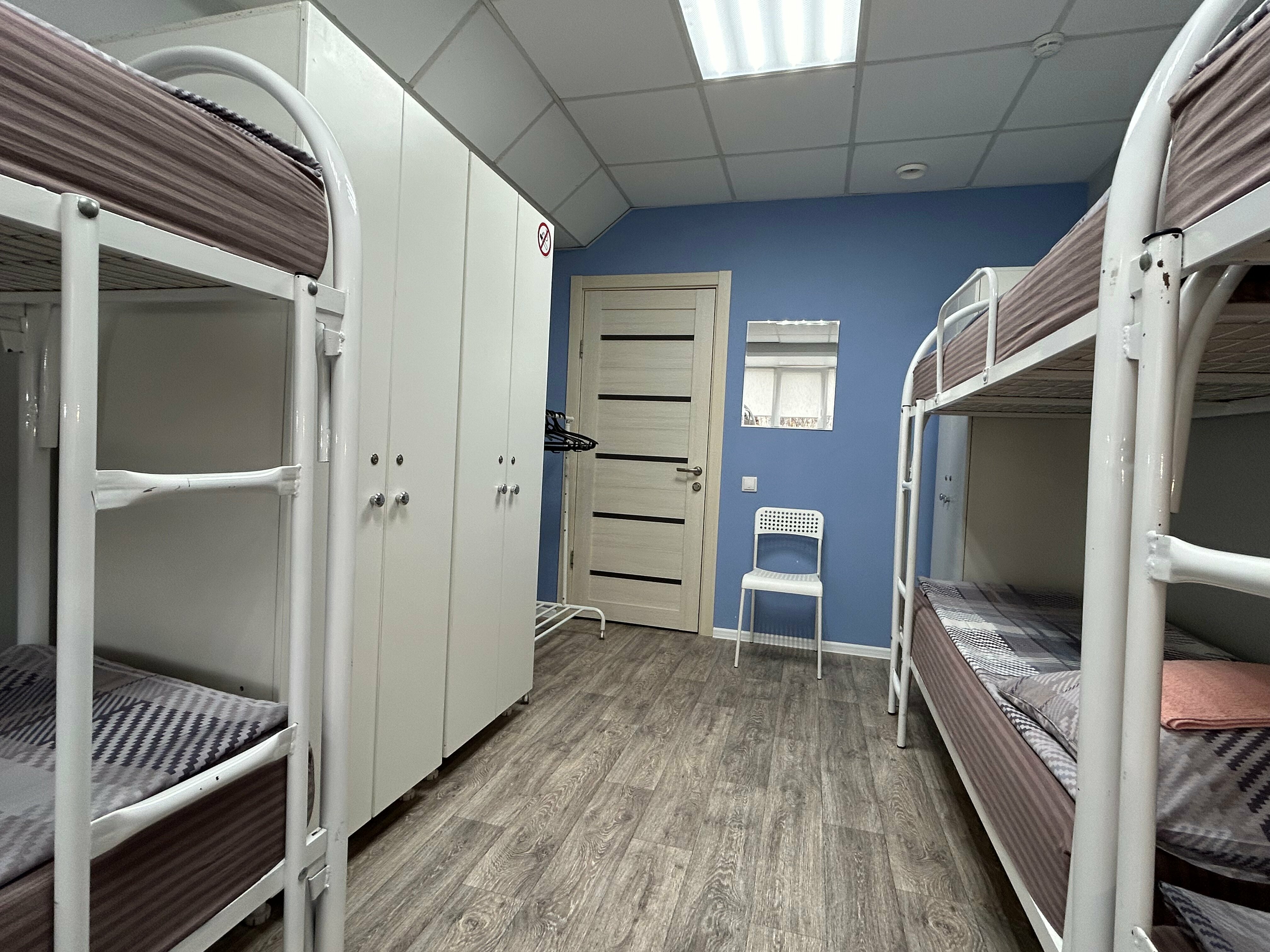 Общий номер для мужчин с 6 кроватями