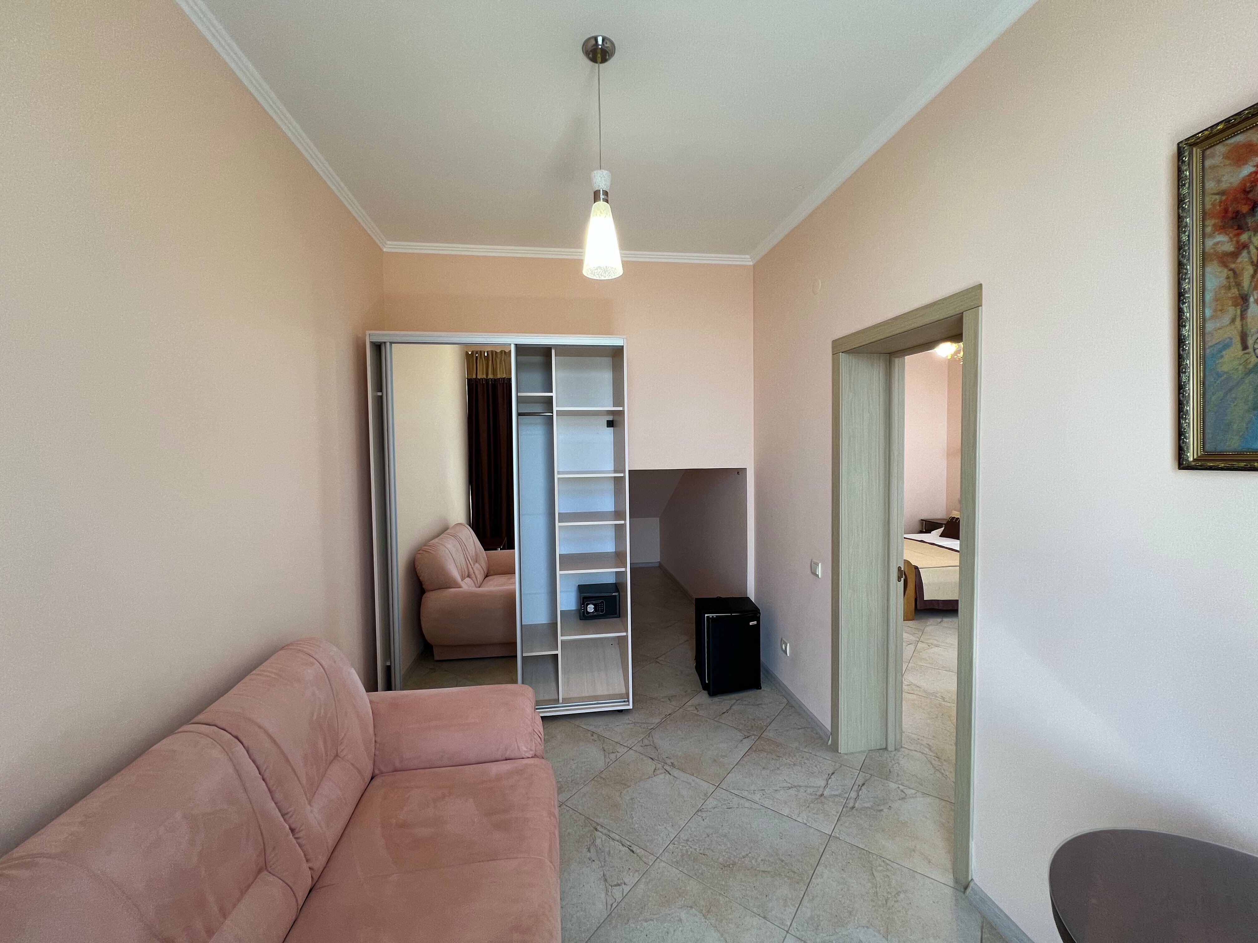 Люкс, двухкомнатный номер с балконом, вид на море, 3-й этаж