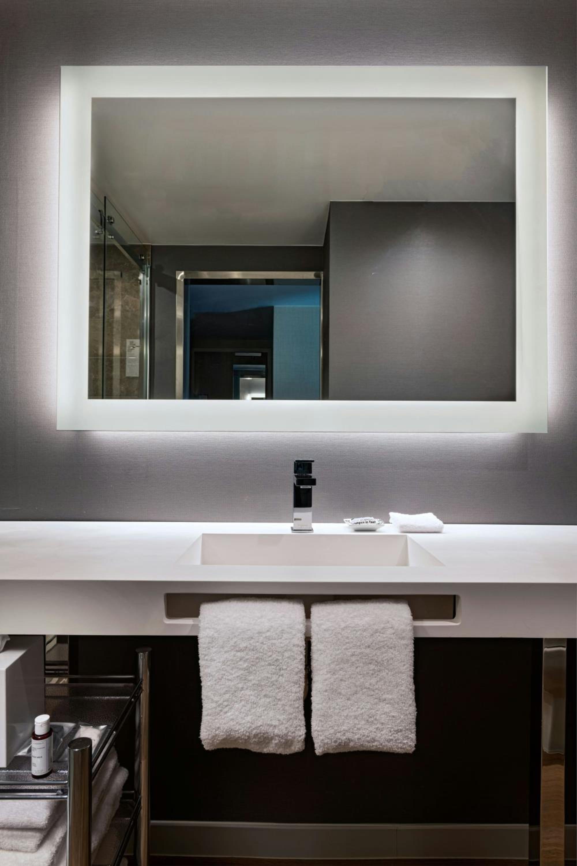 King Room with Bathtub - Mobility Accessible