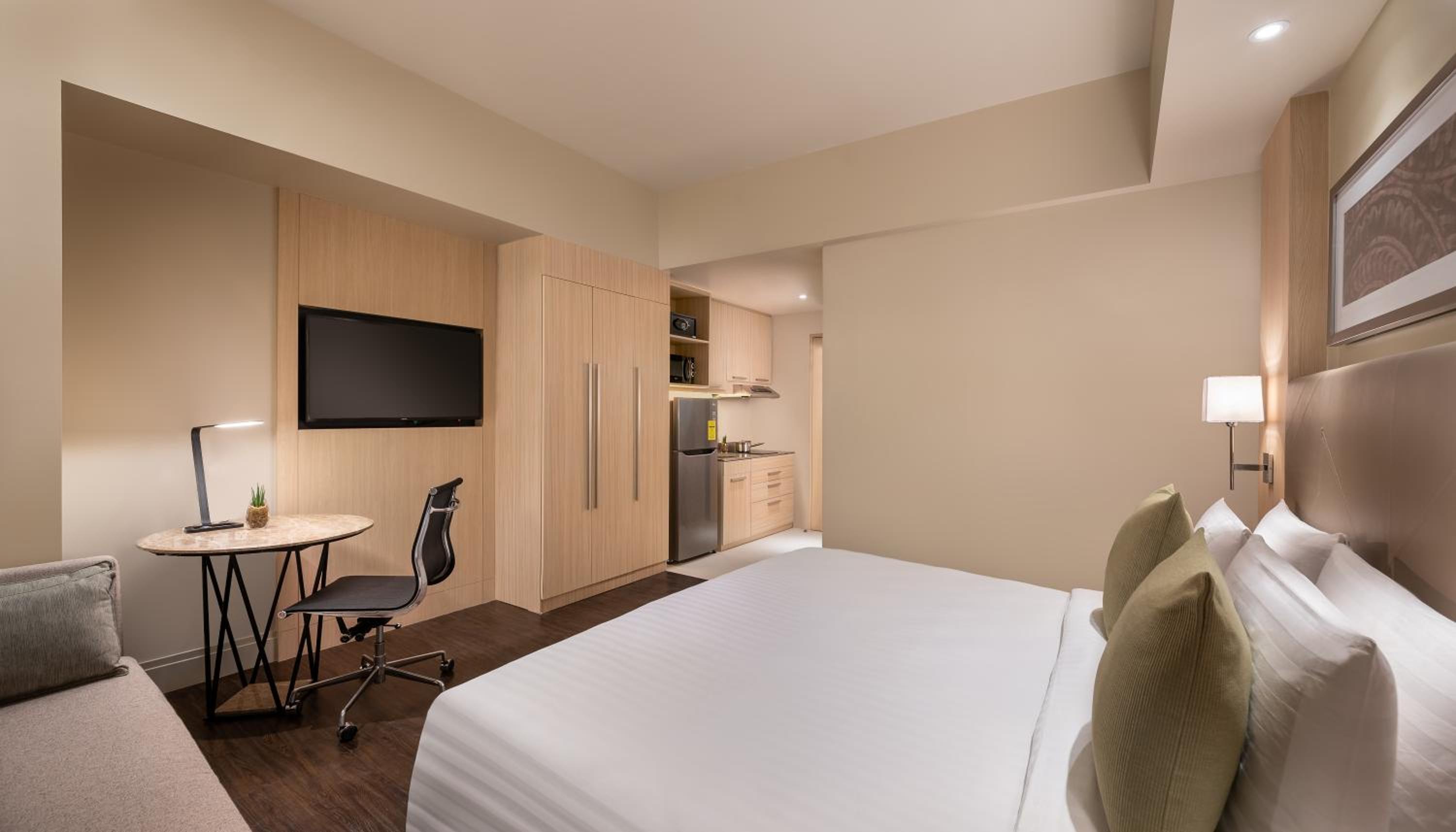 Studio Room with 1 King Bed and Kitchenette