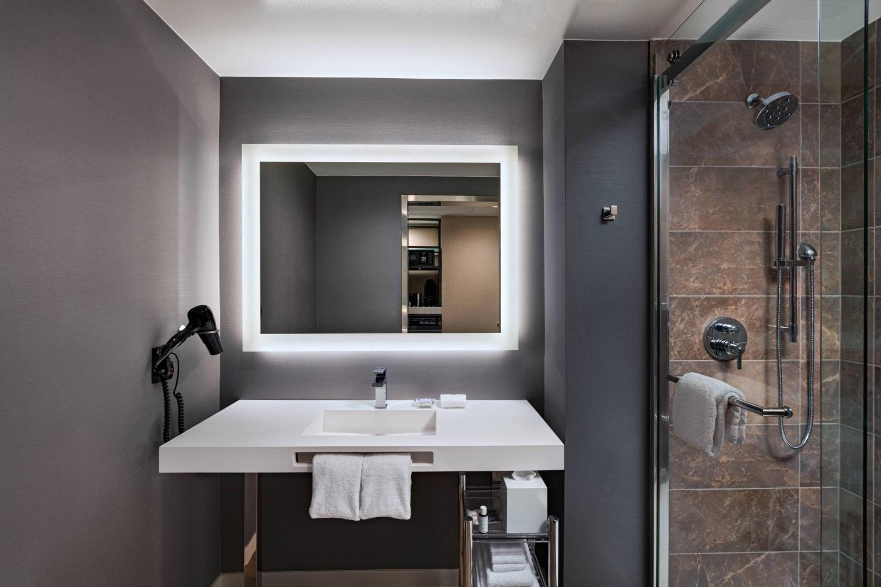 Deluxe King Room with Sofa Bed - Hearing Accessible