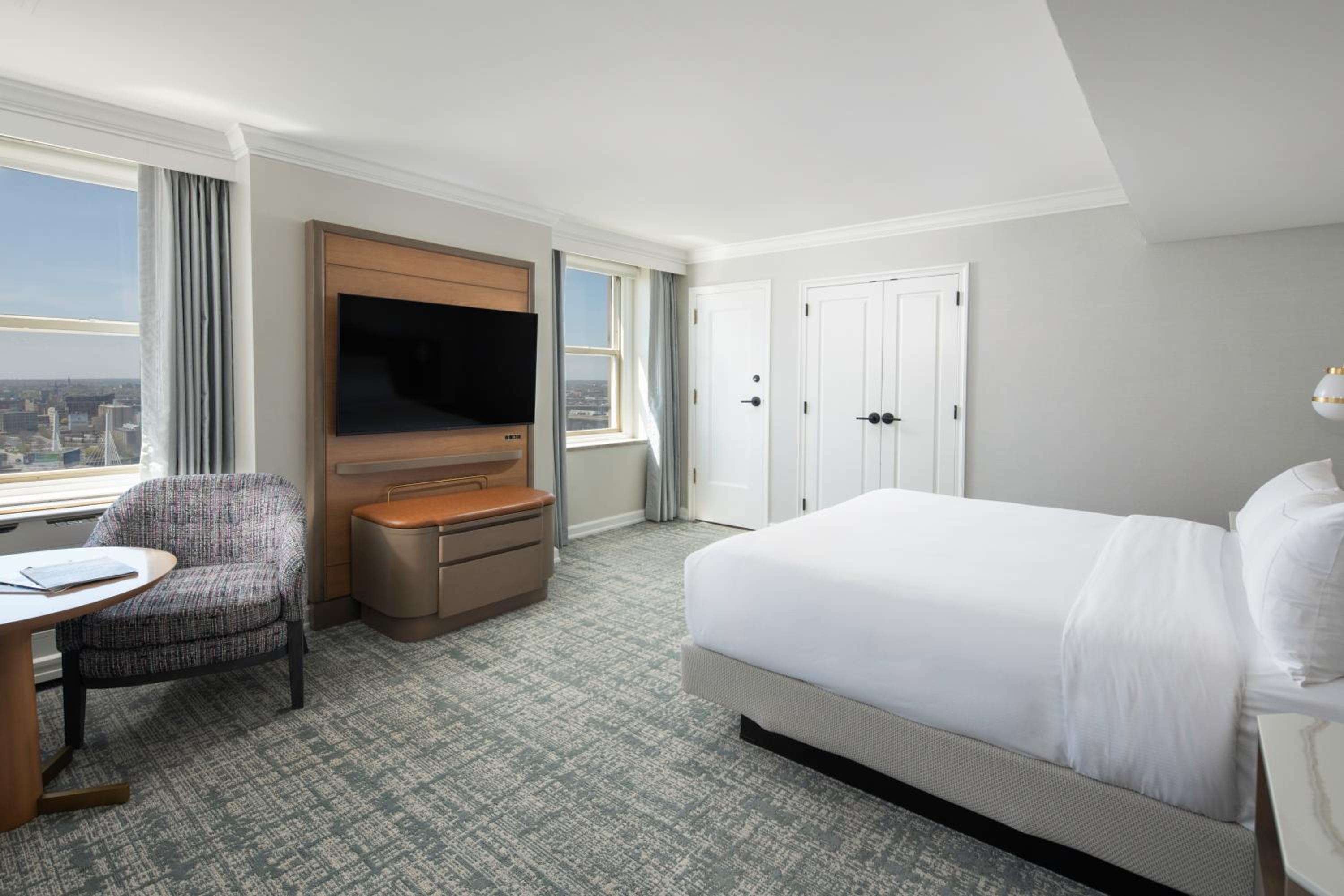 Superior King Room with Roll-In Shower - Mobility Access