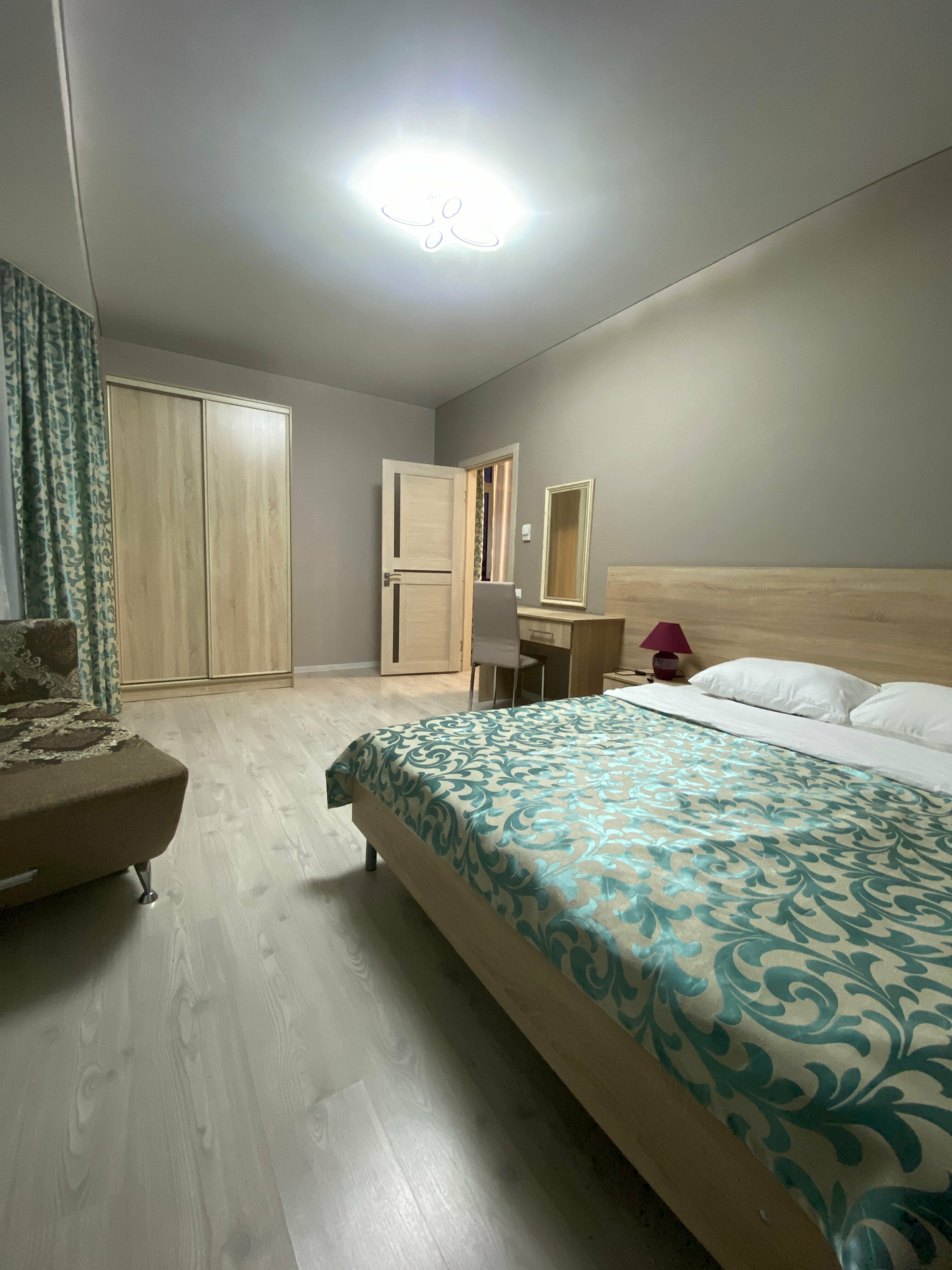 Апартаменты двухкомнатные с одной спальней и кухней-гостиной.