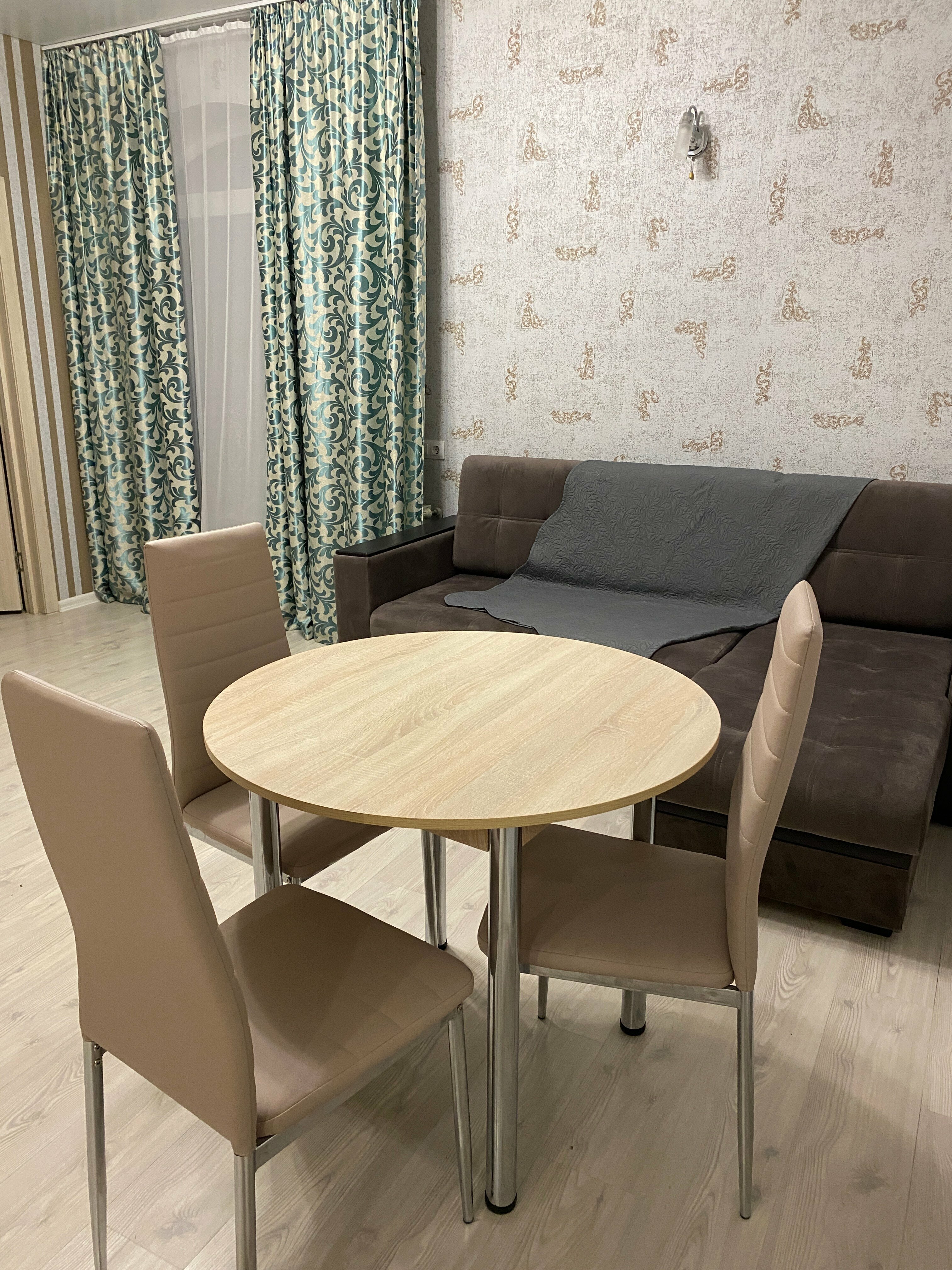 Апартаменты двухкомнатные с одной спальней и кухней-гостиной.