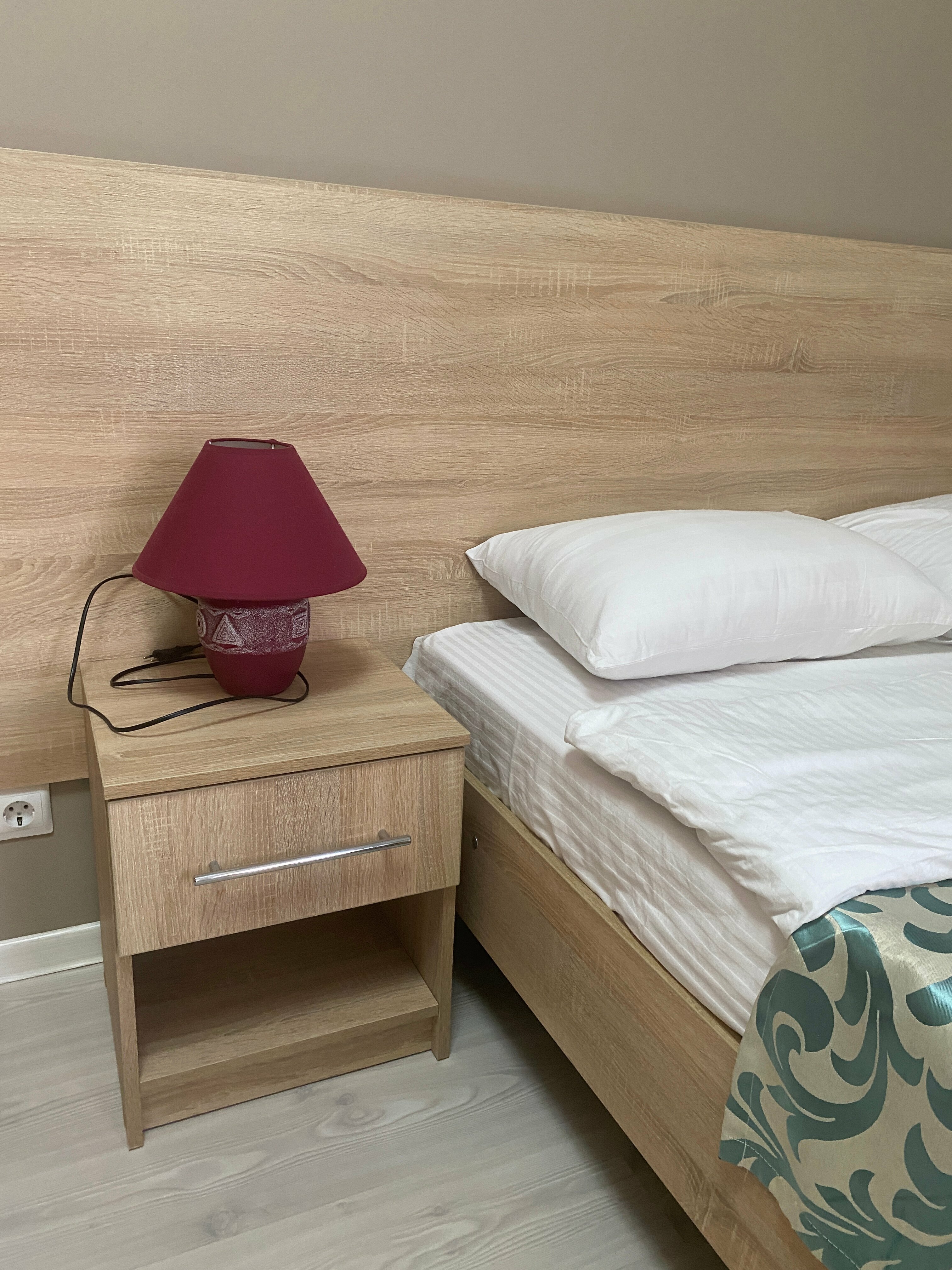 Апартаменты двухкомнатные с одной спальней и кухней-гостиной.