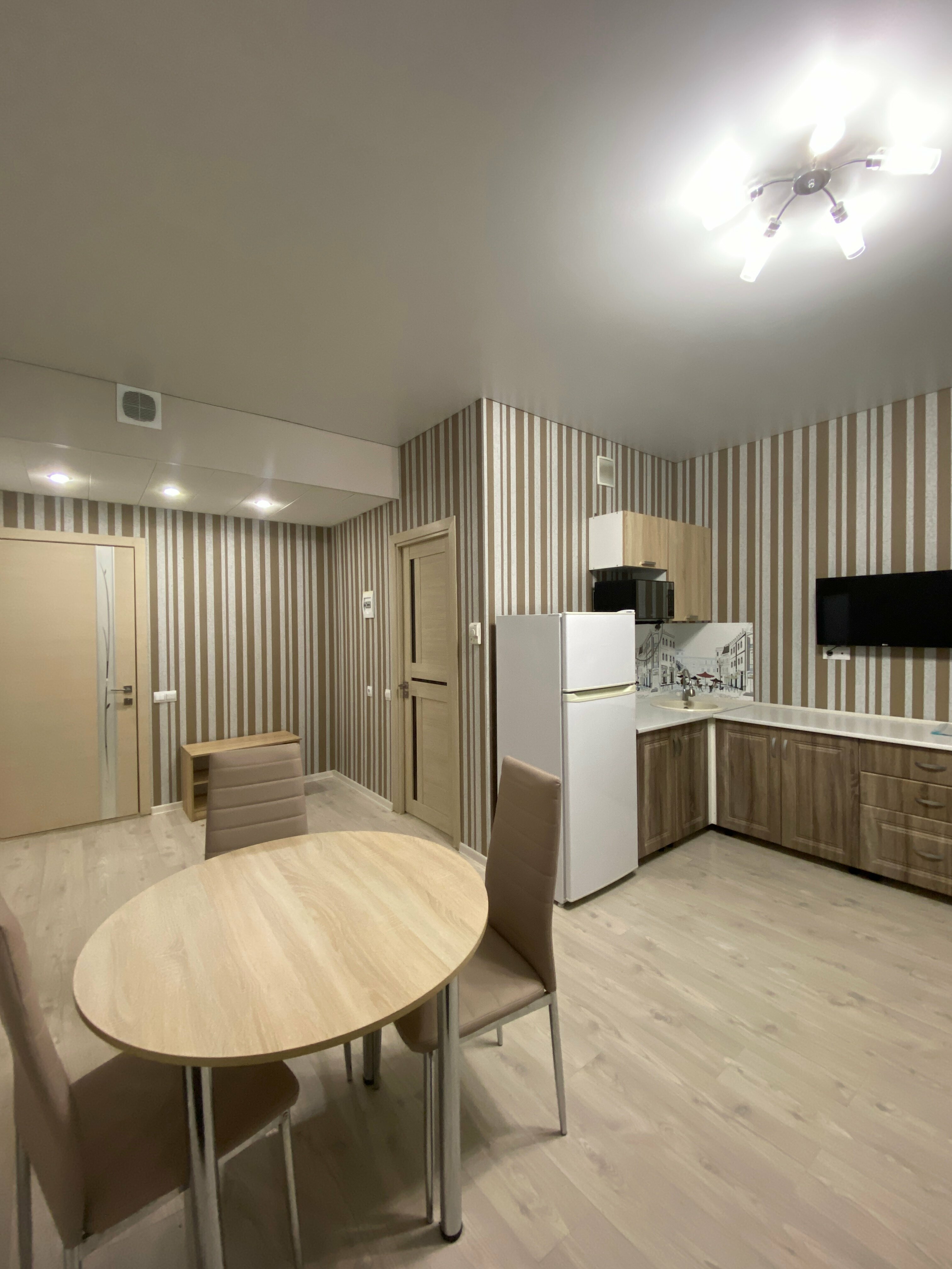 Апартаменты двухкомнатные с одной спальней и кухней-гостиной.