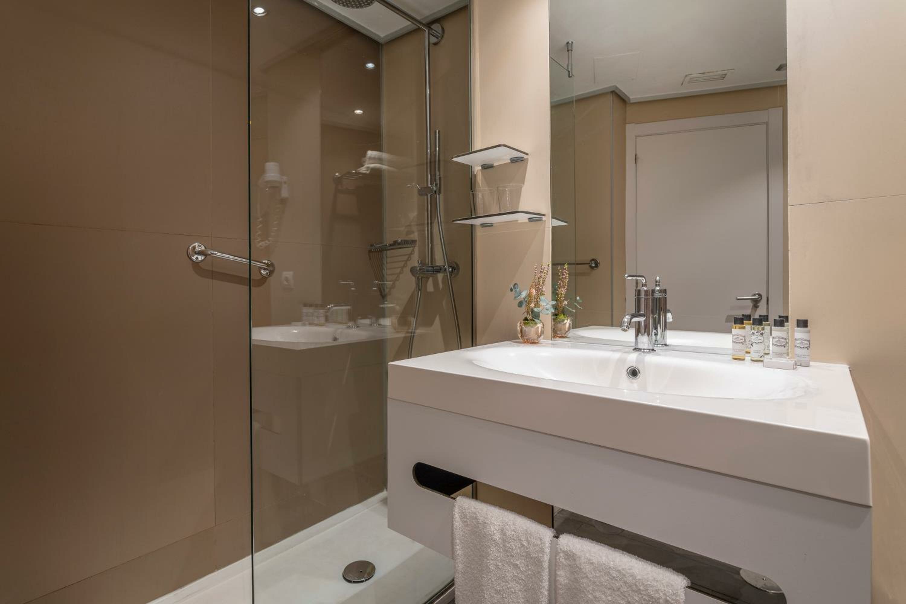 The Townhouse Sea View (2 adults + 2 children)