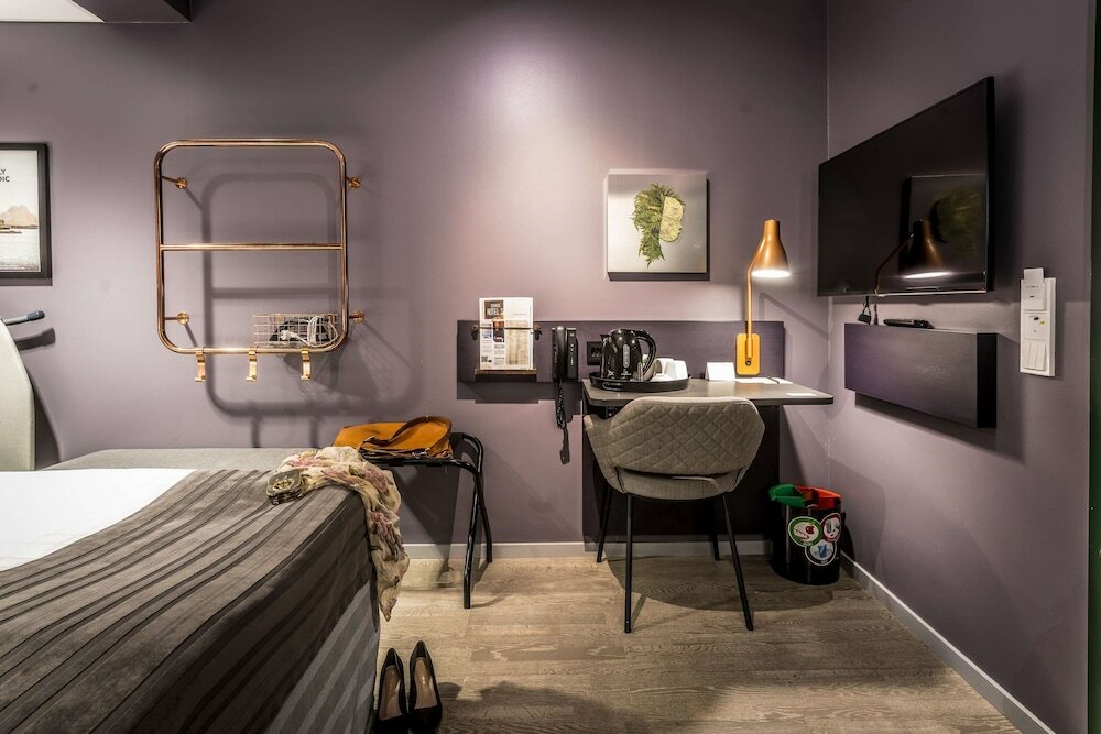 Double Room, 1 Queen Bed, No Windows