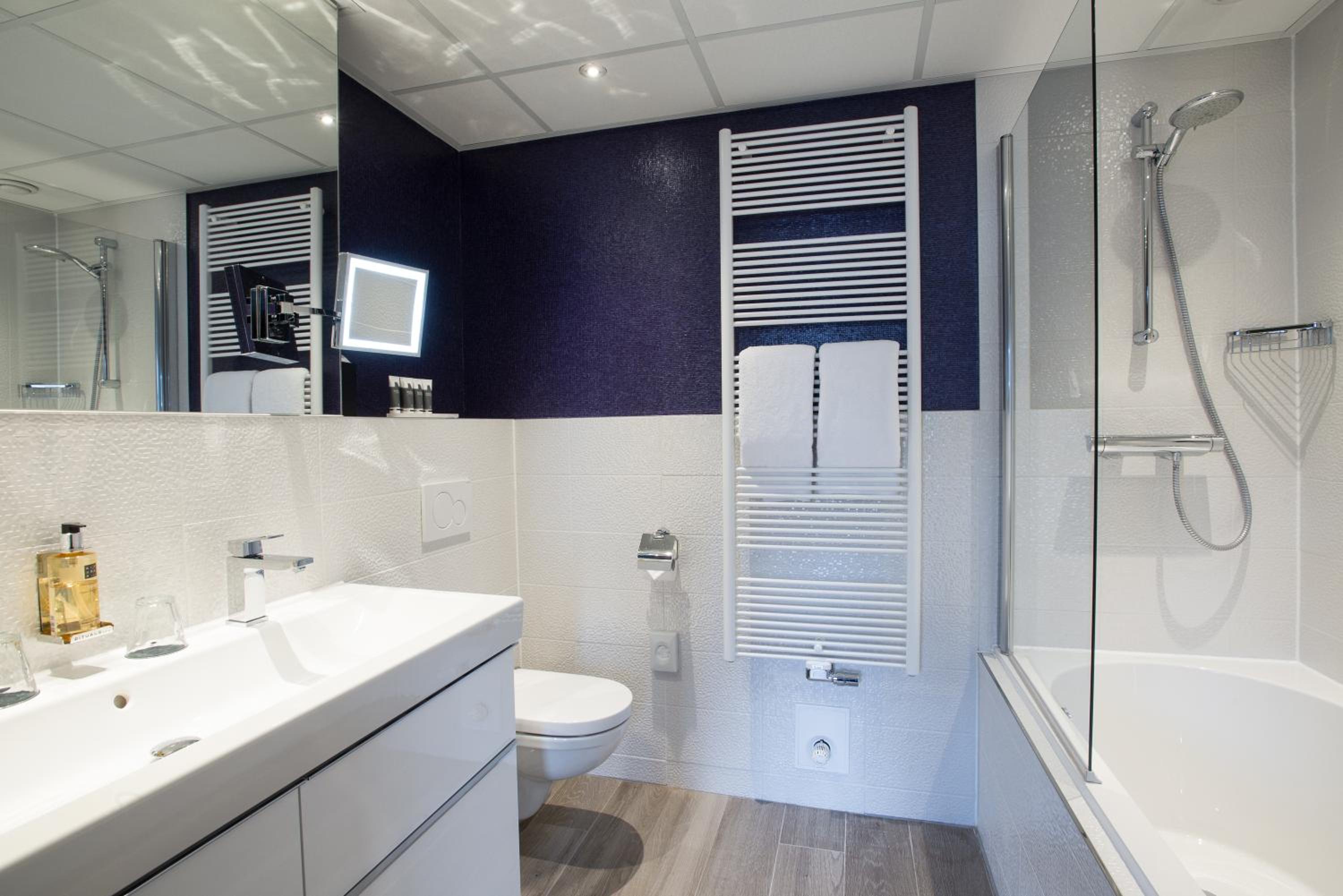 Medium Luxury Double Room with Bath and Canal View