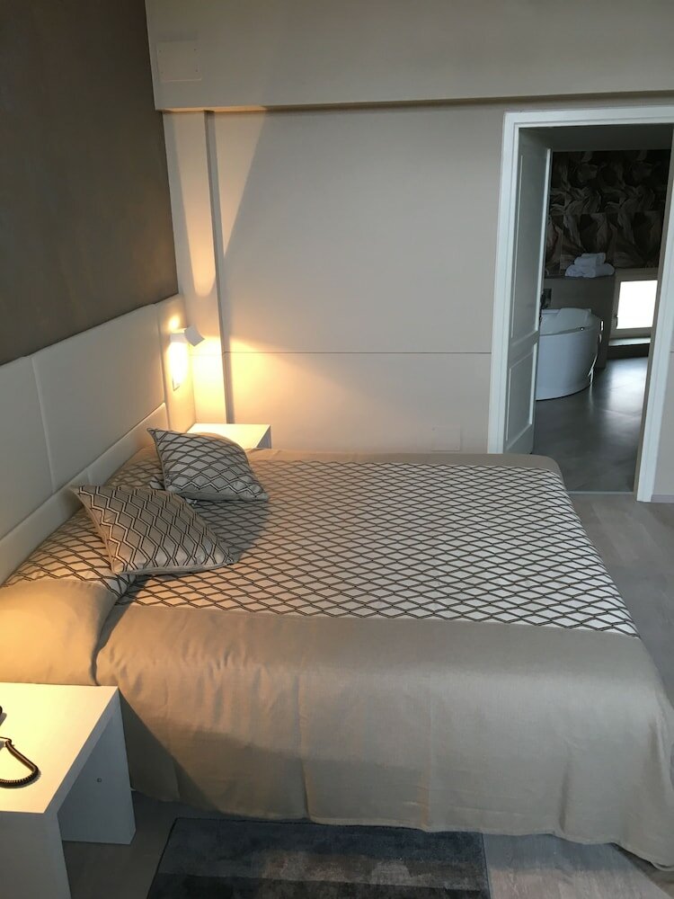 Luxury Suite, 1 King Bed, Bathtub