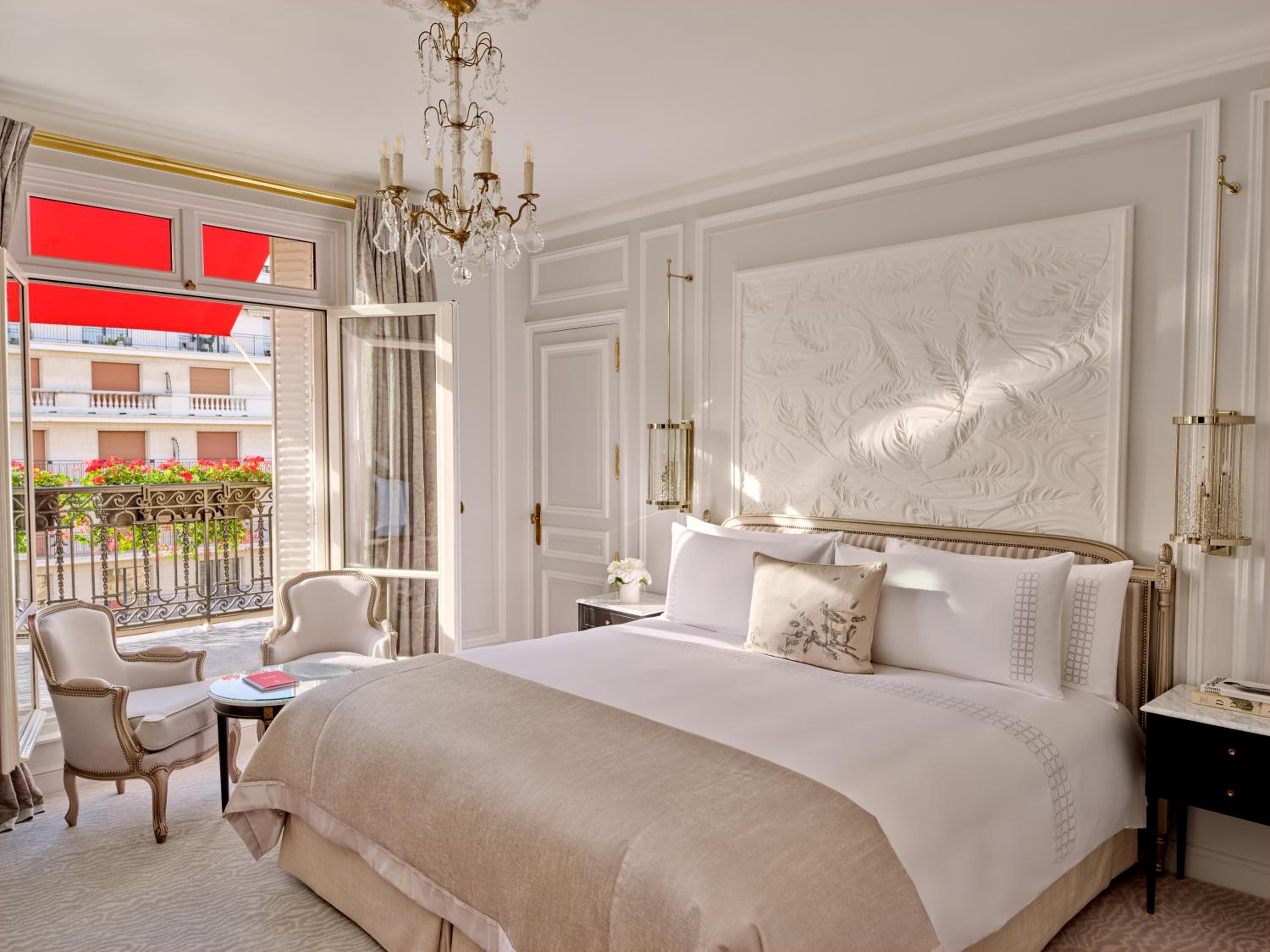 Deluxe Suite, avenue Montaigne view with balcony 