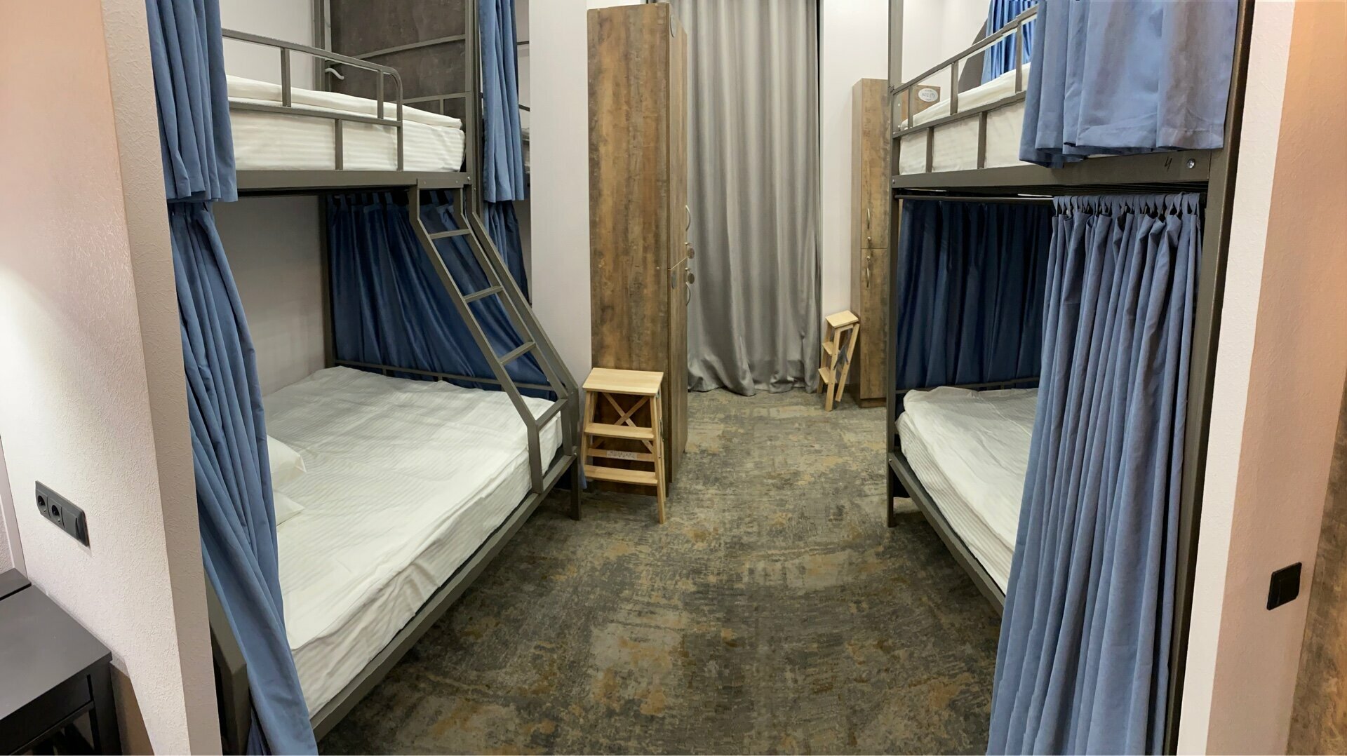 Двухъярусная кровать в общем номере для мужчин