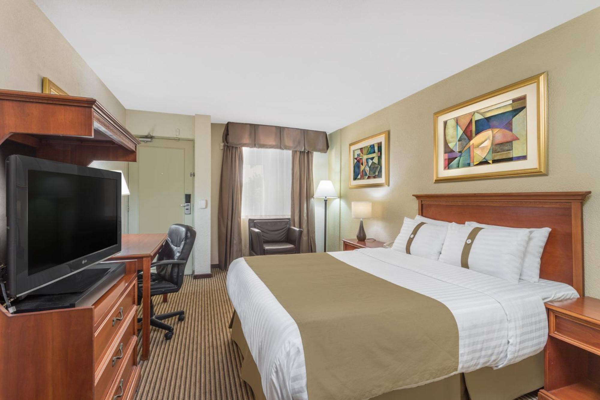 Executive Queen Room - Non-Smoking