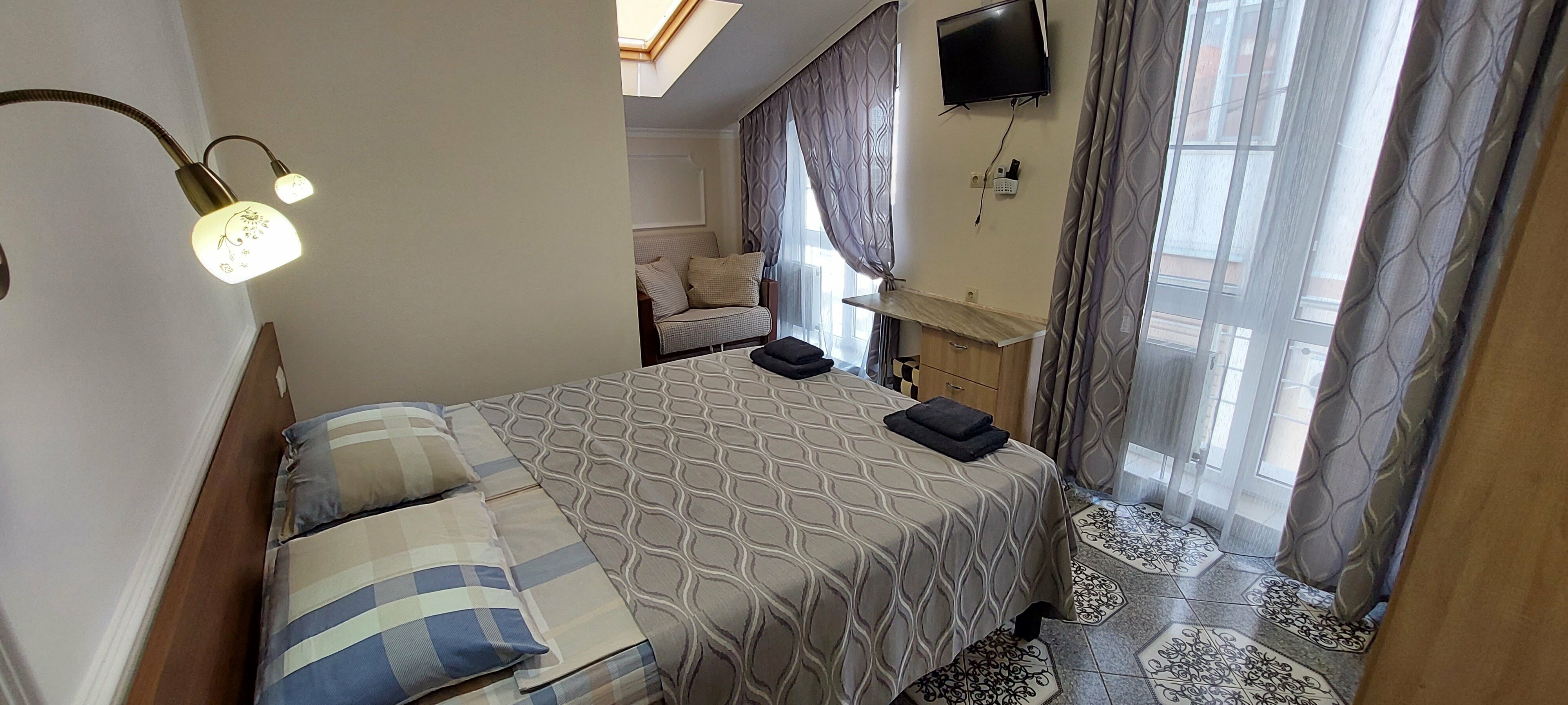 08. Трехместная комната с балконом (комфорт). 1 кровать широкая + кресло