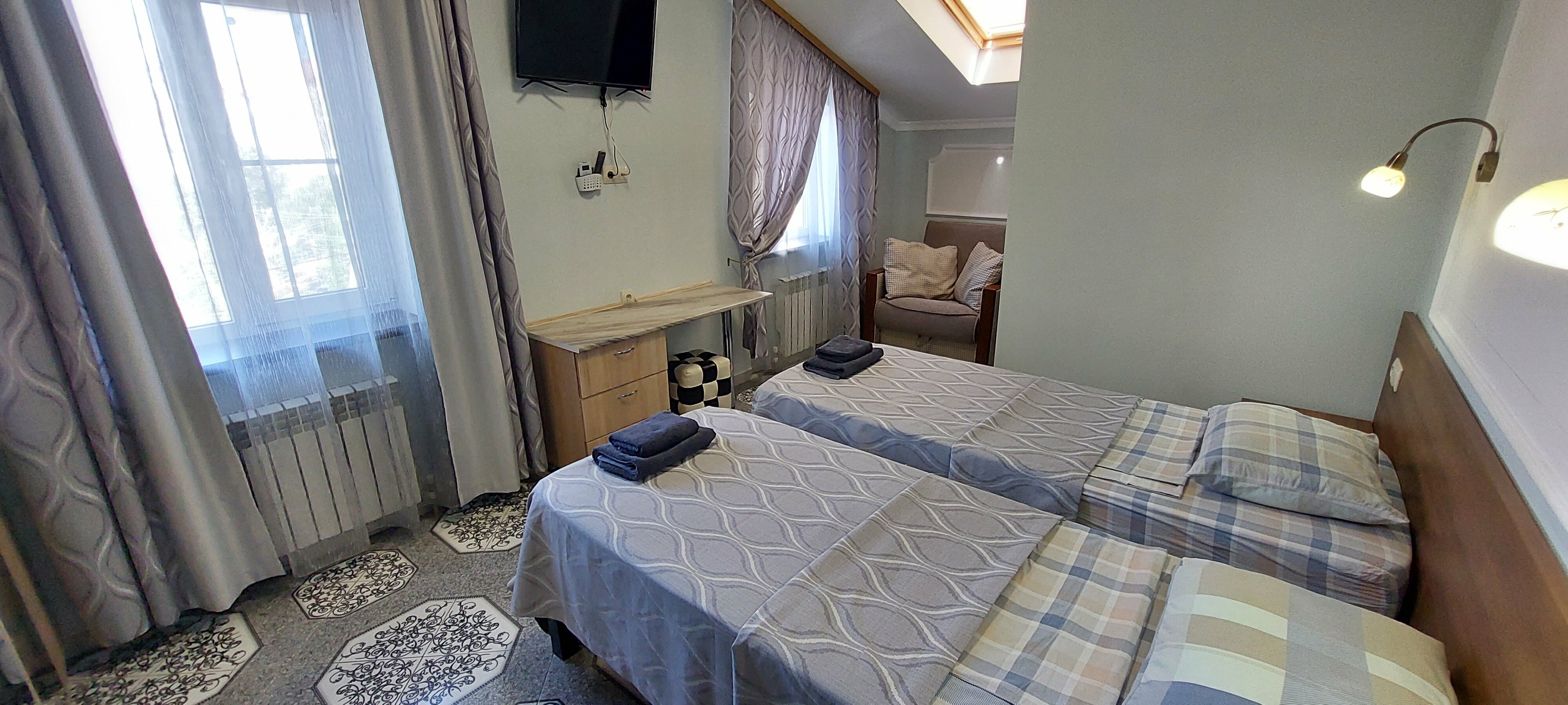 07. Трехместная комната (комфорт). 2 отдельные кровати + кресло