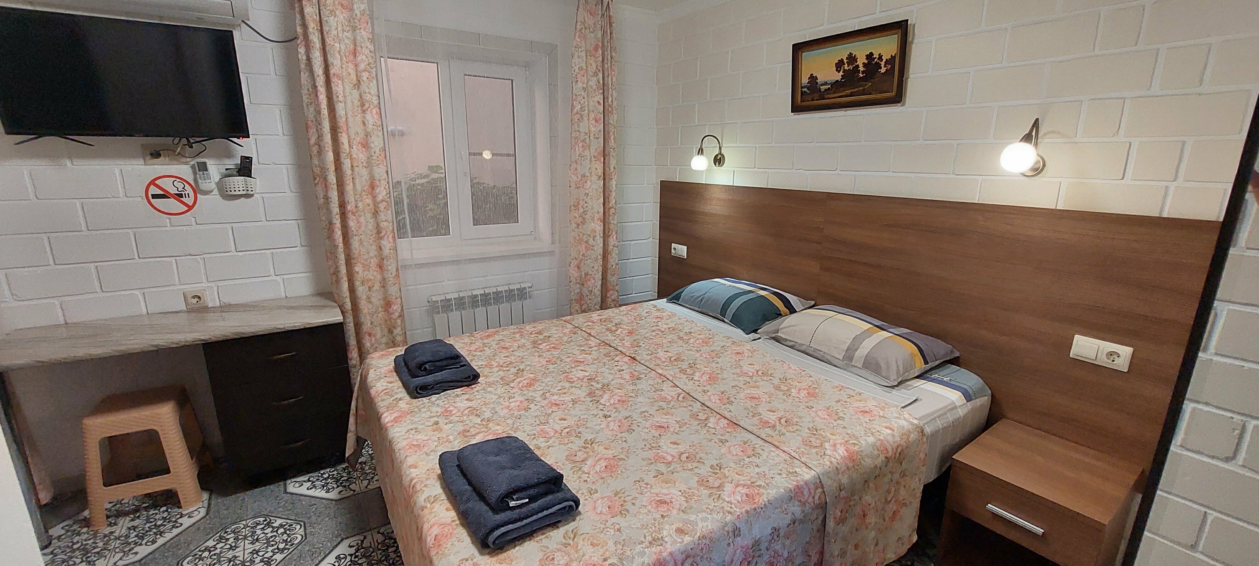 02. Трехместная комната (стандарт) без балкона. 1 кровать широкая + диван