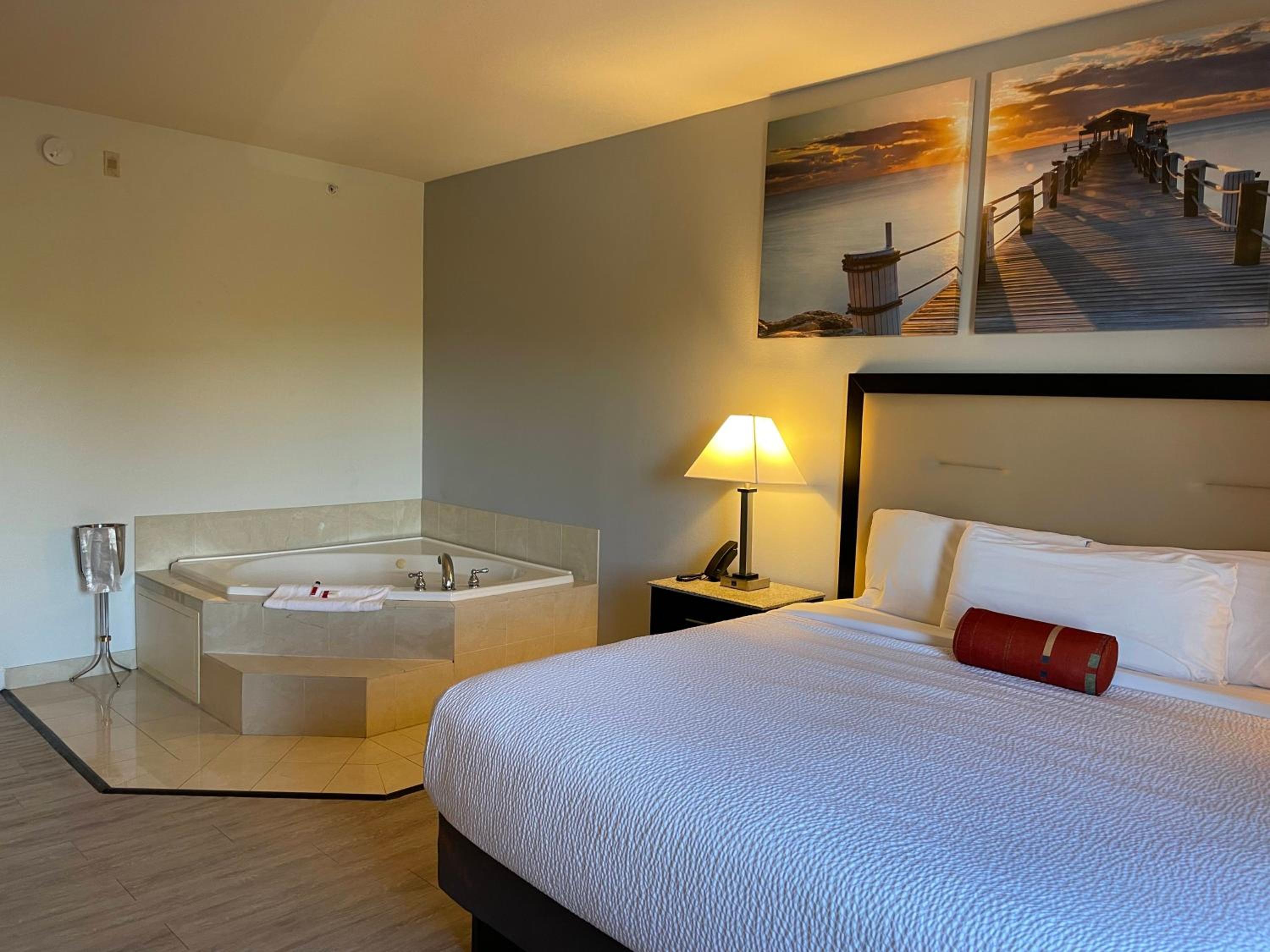 Deluxe King Suite with Jetted Tub