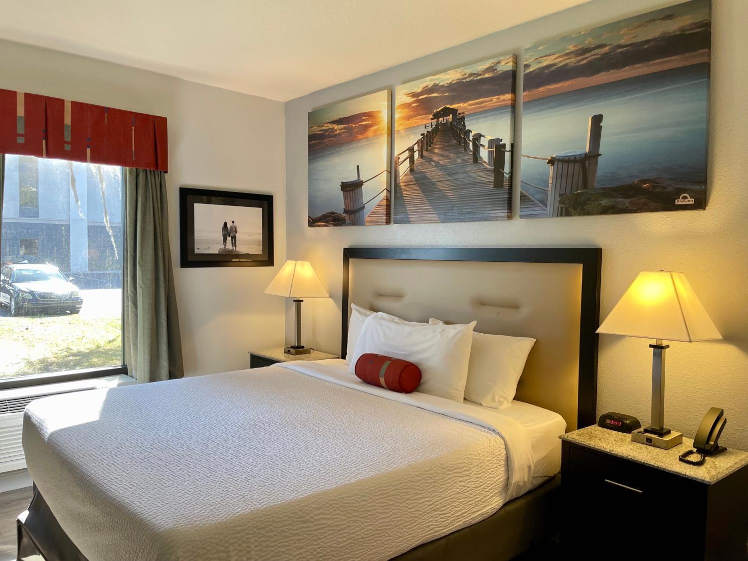 King Room with Bath Tub - Mobility/Hearing Accessible - Non-Smoking