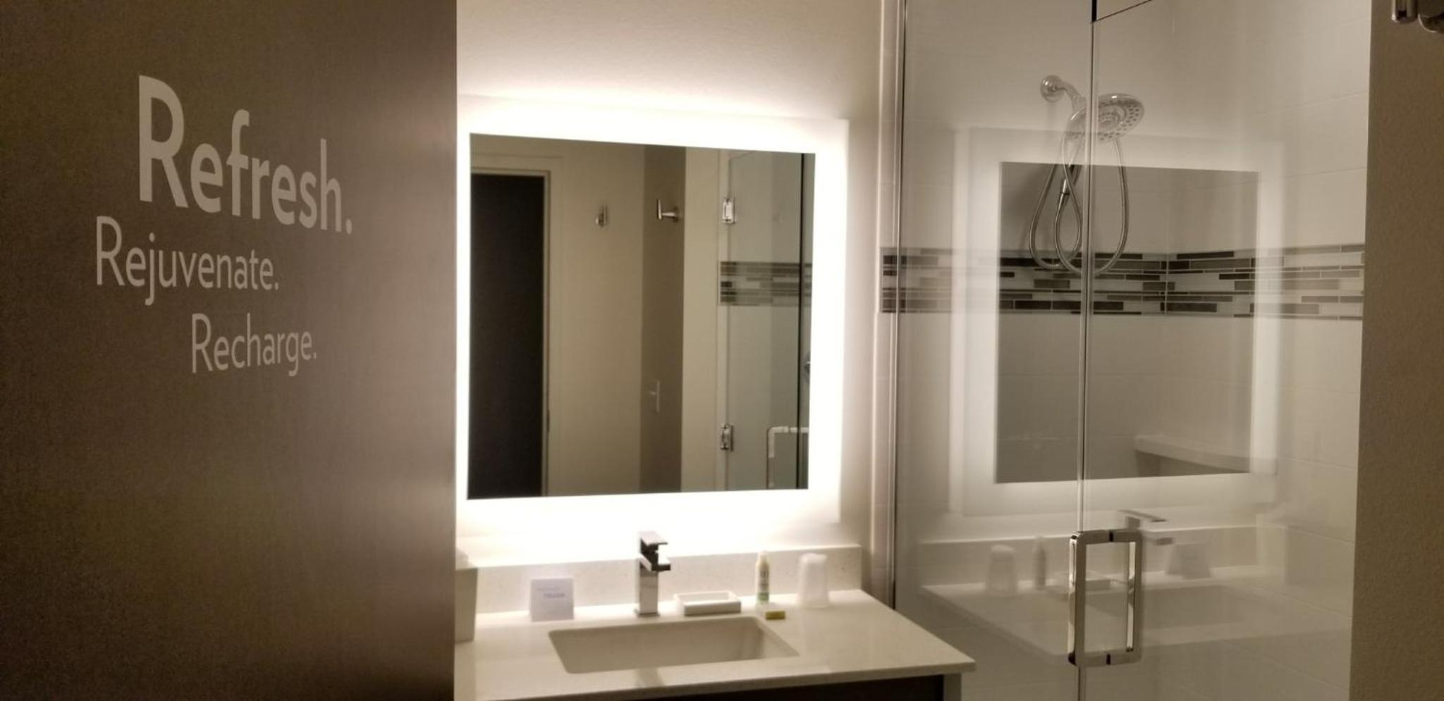 Suite - Disability Access Roll in Shower/Non-Smoking