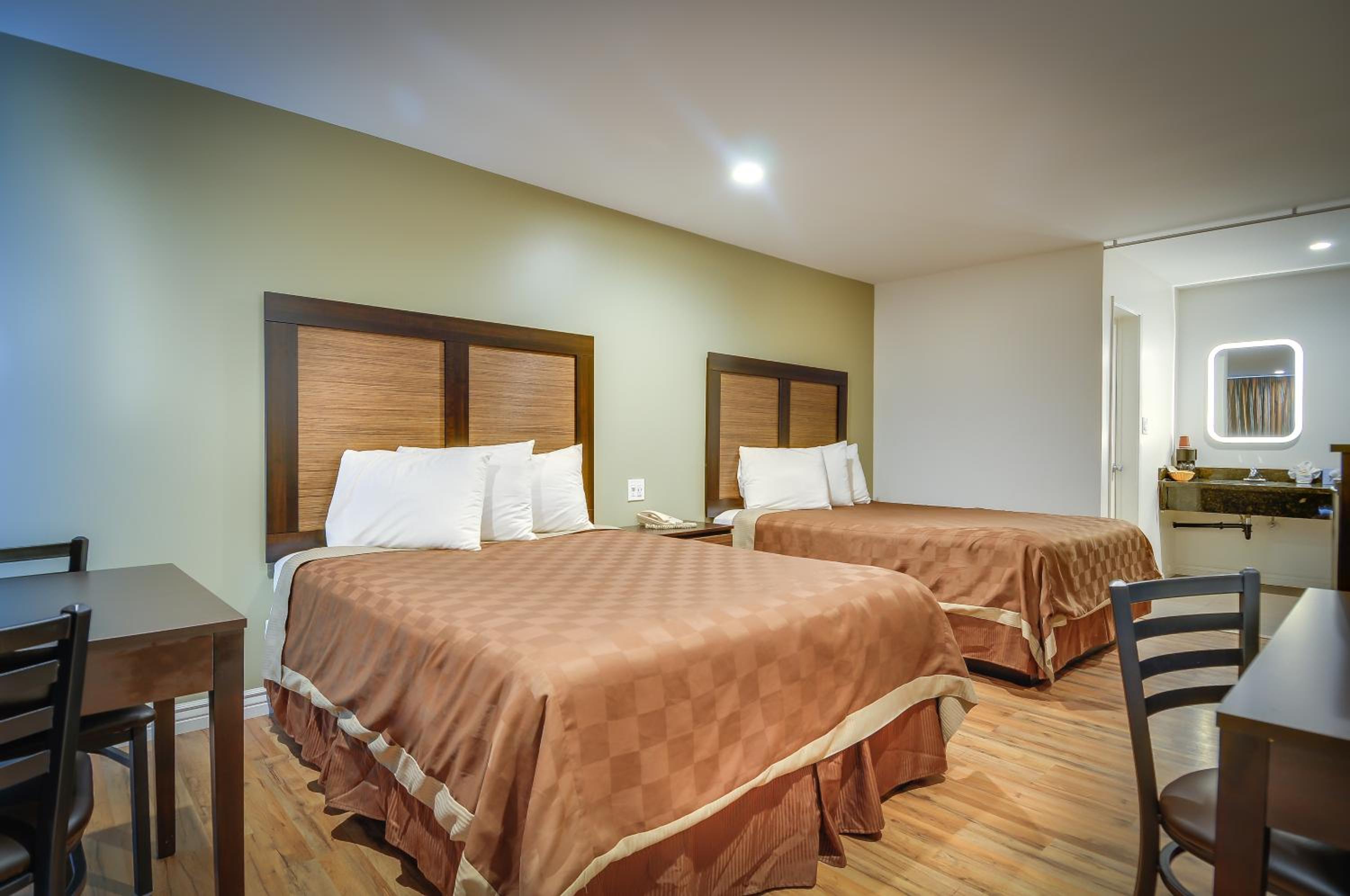 Queen Queen Bed Room