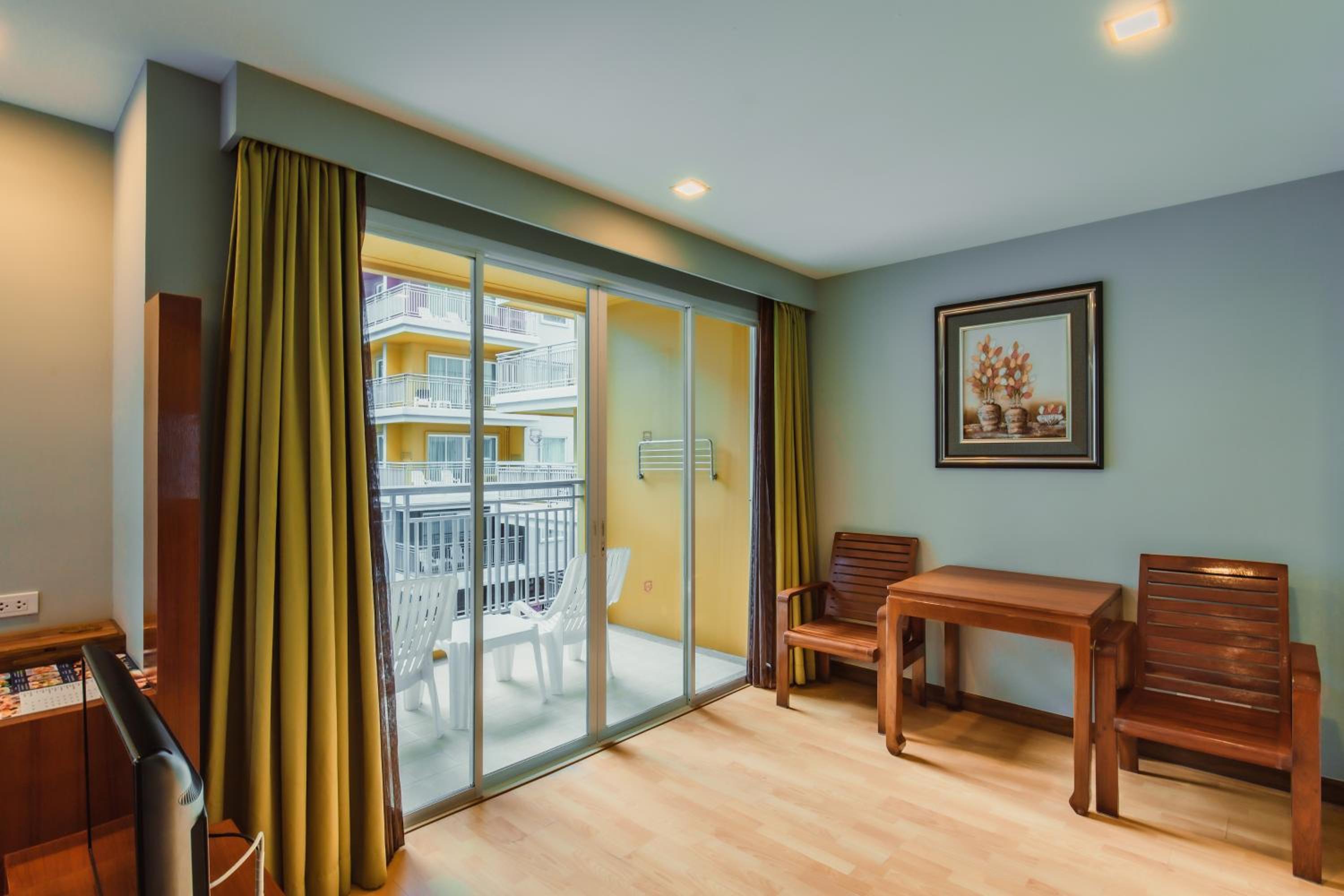 Executive Suite - Pool View