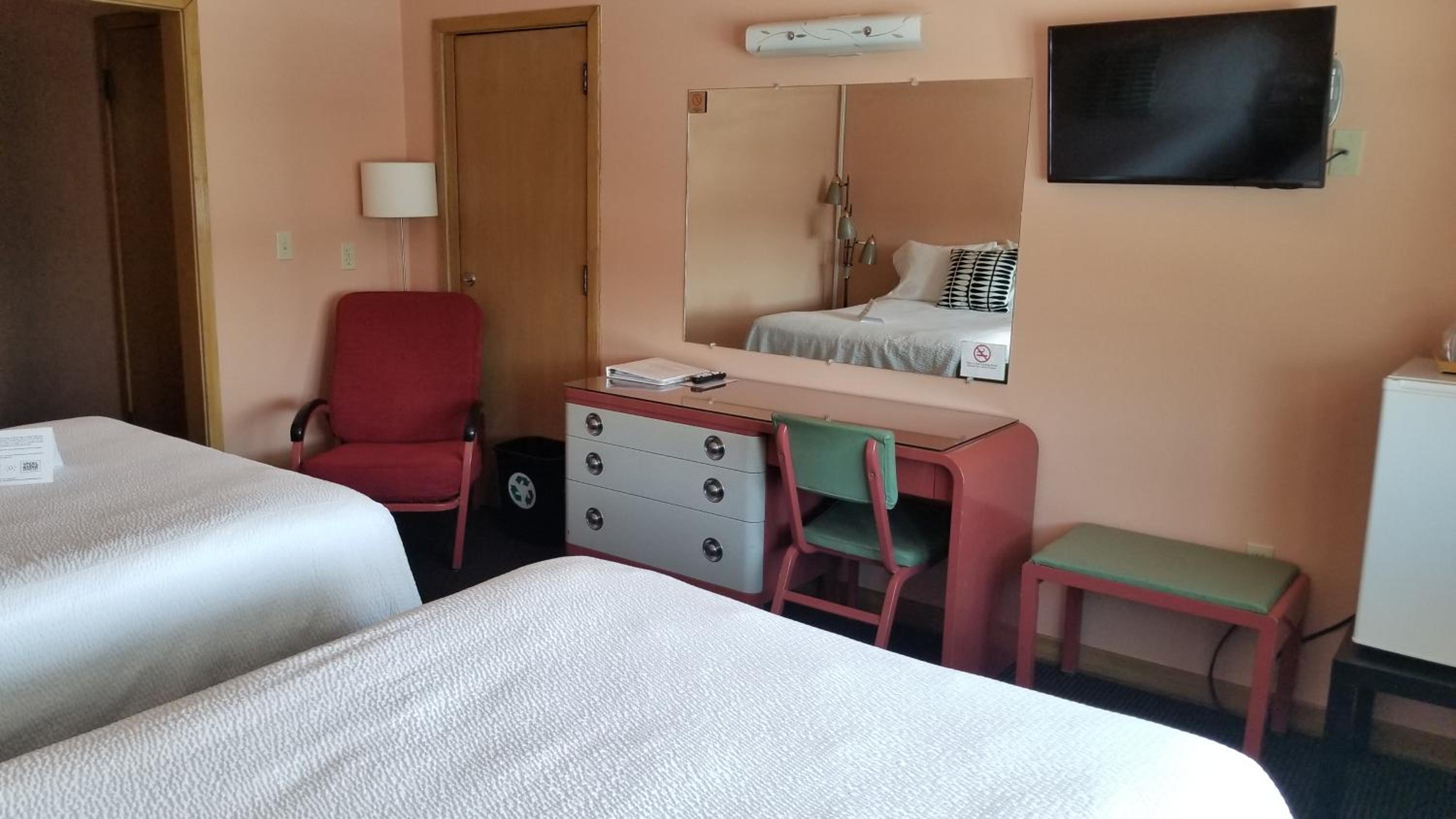 1 Queen Bed and 1 Full Bed, Second Floor