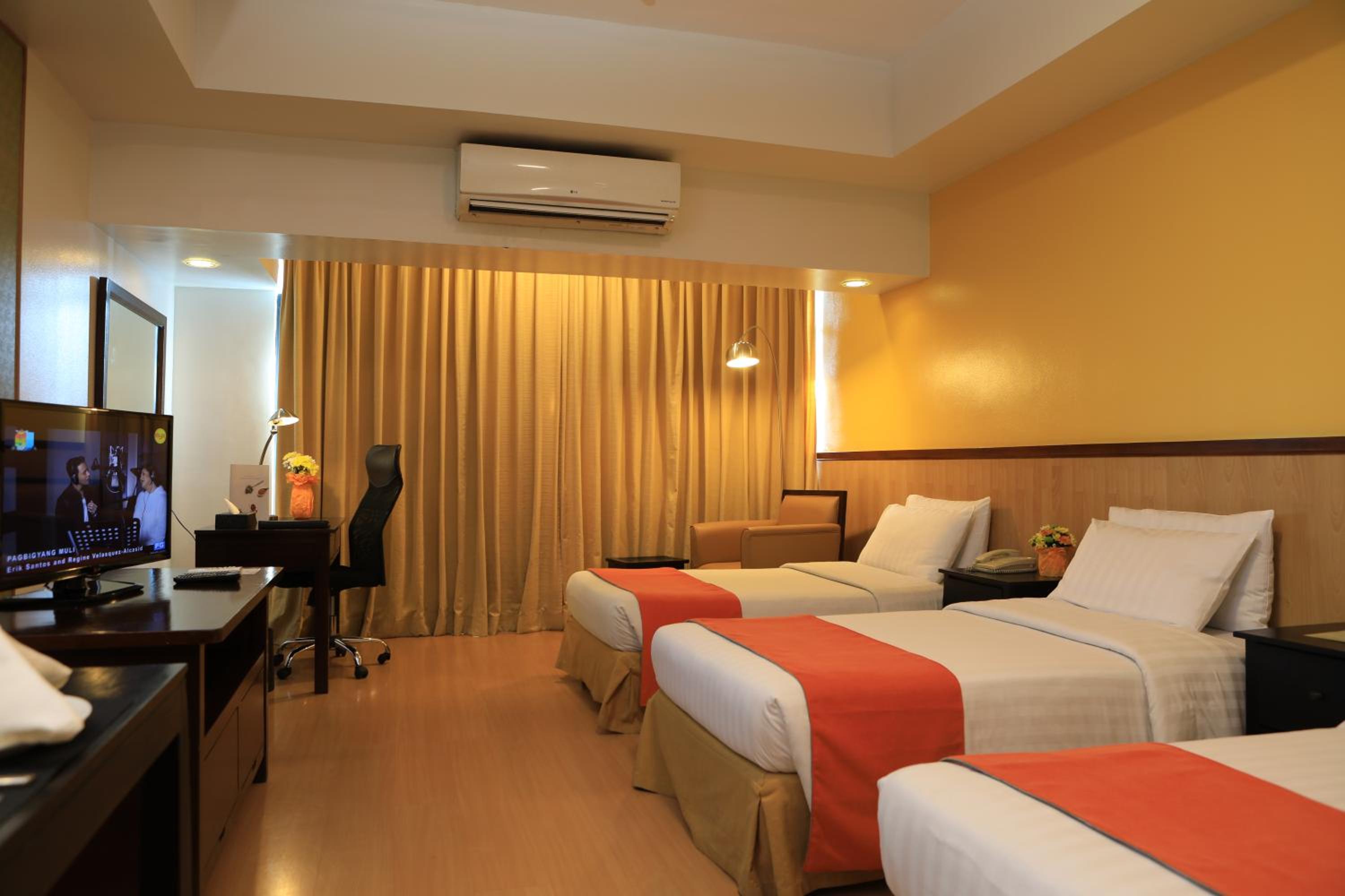 Studio Triple Deluxe Room