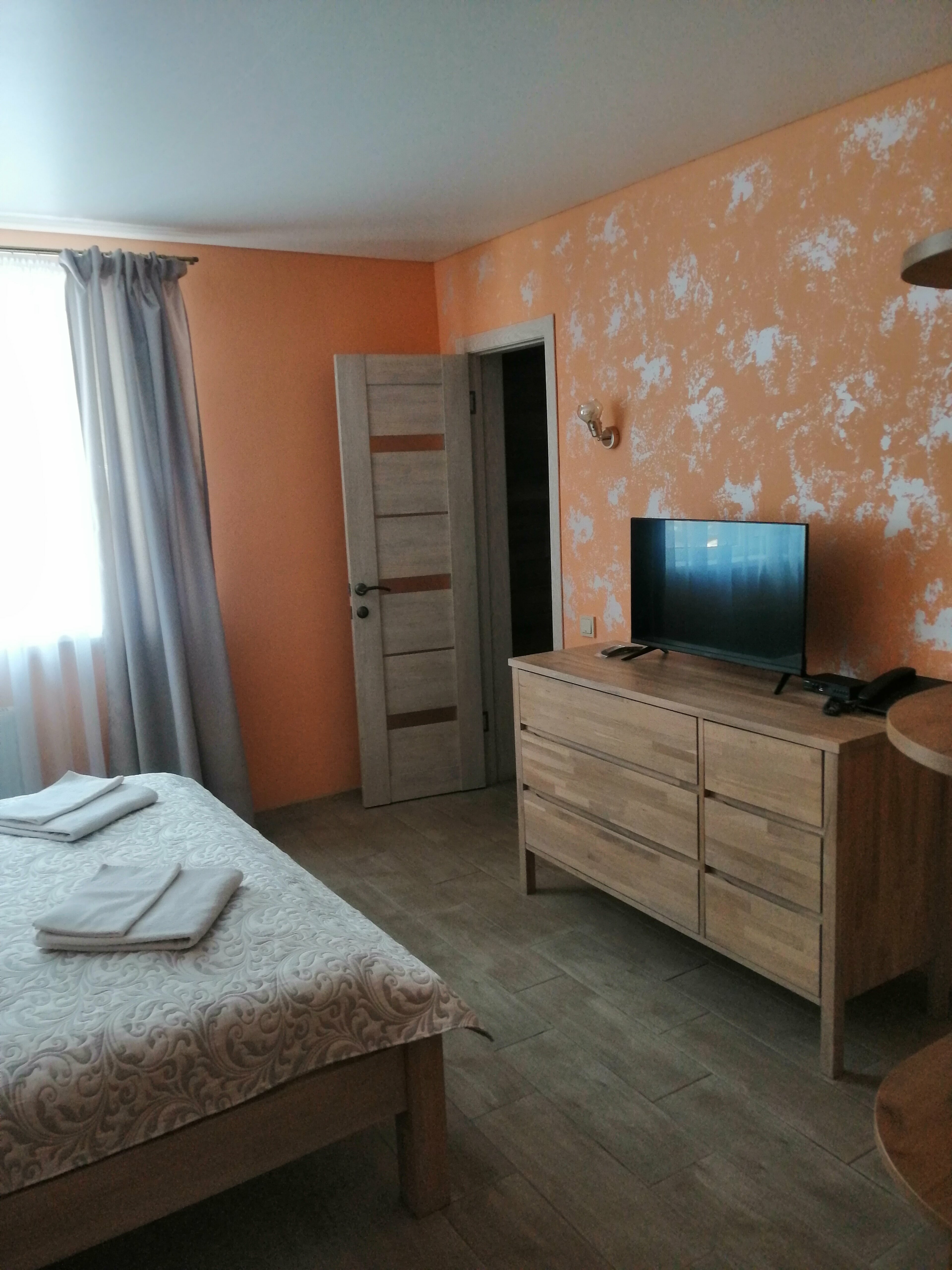 ПОЛУЛЮКС с одной большой кроватью