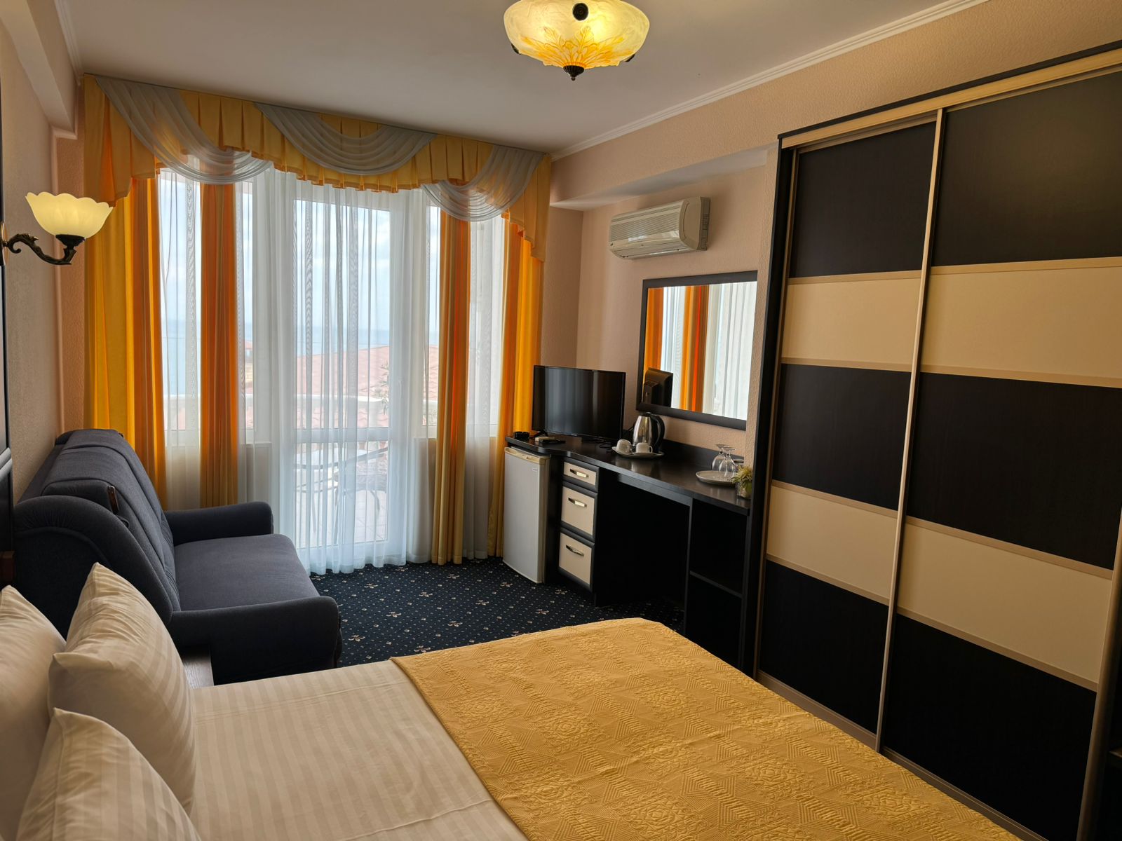 Корпус 1: НОМЕР "ПОЛУЛЮКС" ЮЖНЫЙ (4-х местный)(200 метров до моря)