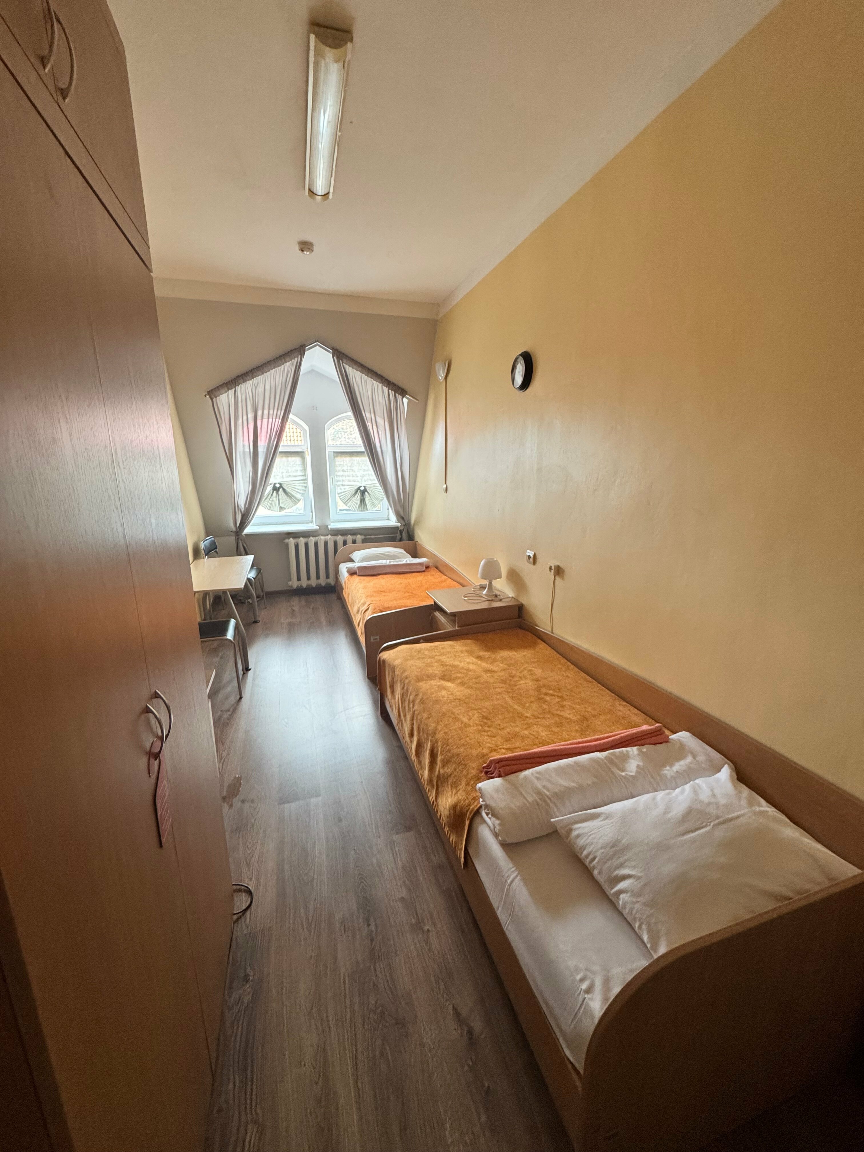 Односпальная кровать в общем мужском номере